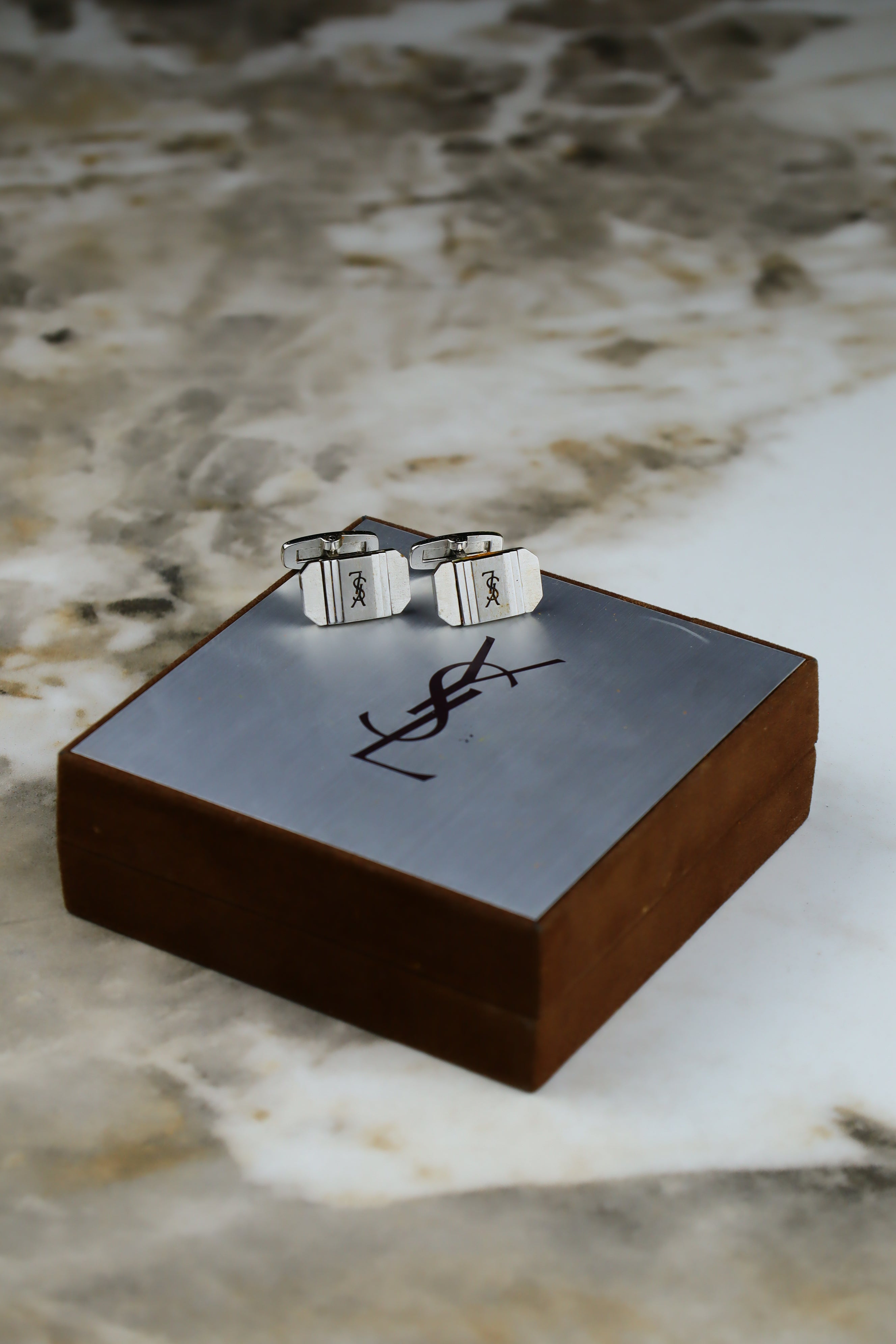 Yves Saint Laurent – klasyczne spinki do mankietów stalowe z logo (S19)