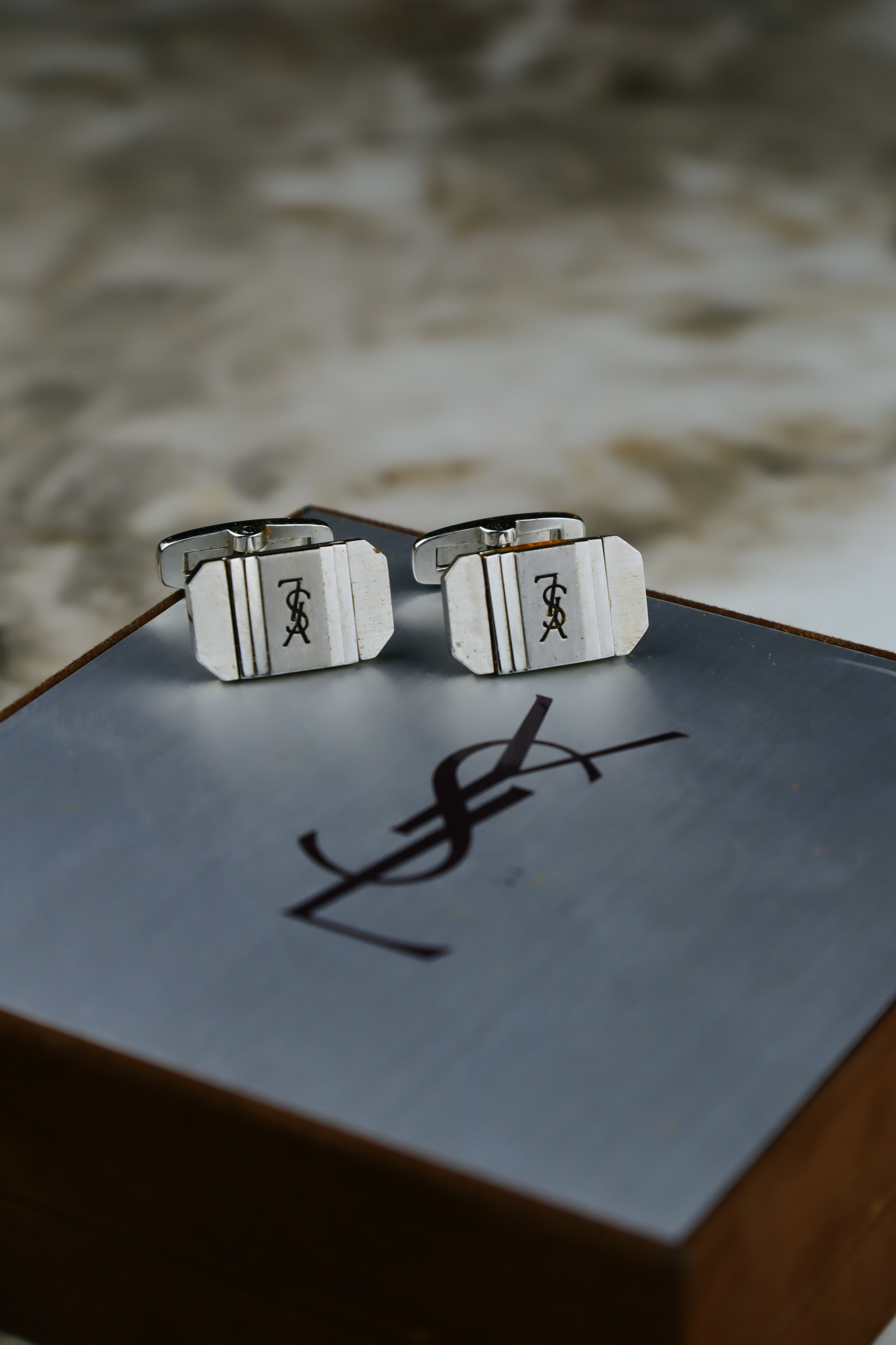 Yves Saint Laurent – klasyczne spinki do mankietów stalowe z logo (S19)