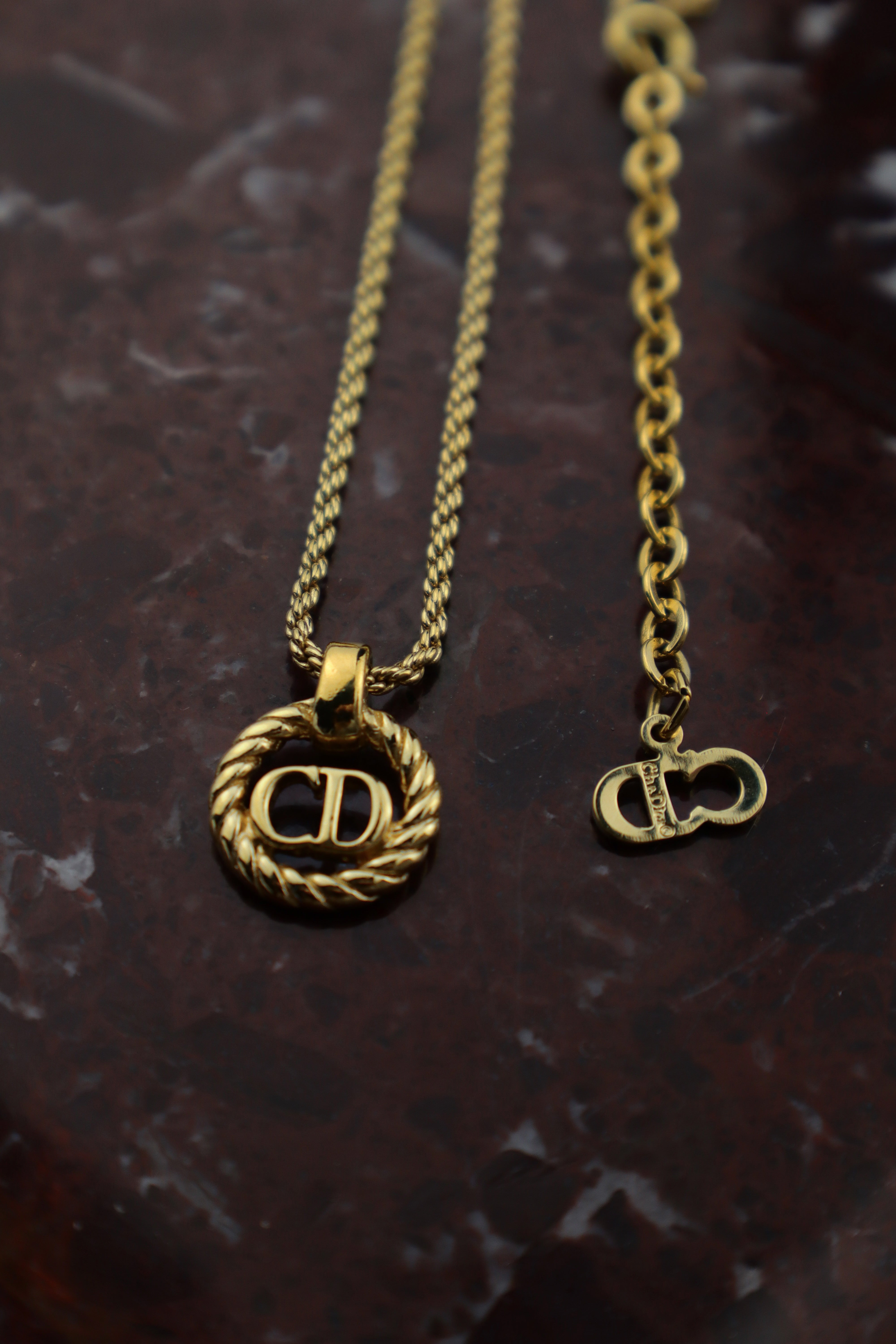 Christian Dior - naszyjnik pozłacany z logo CD okrągły