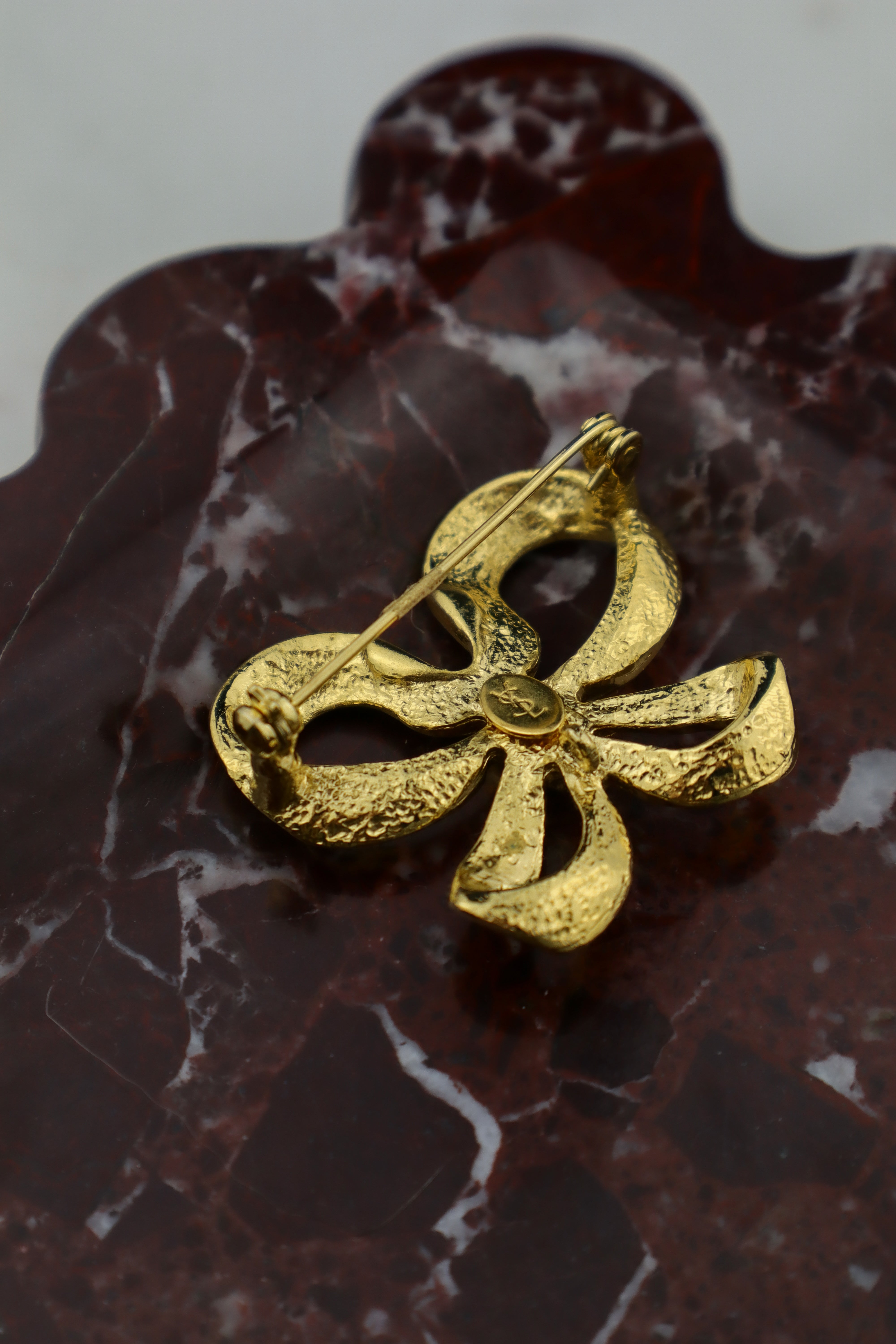 Yves Saint Laurent - broszka kokardka