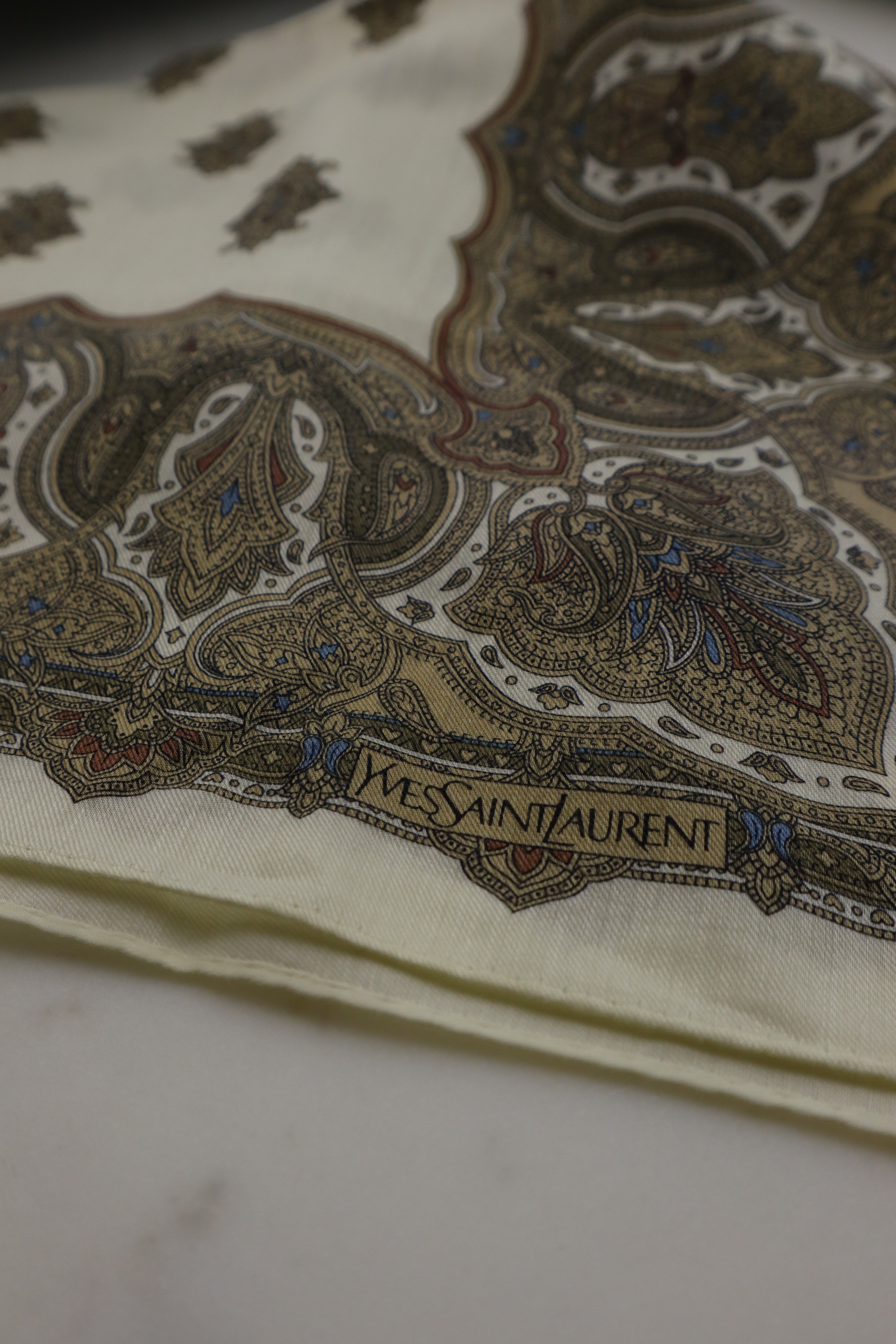 Yves Saint Laurent – Ornamentowa gawroszka YSL