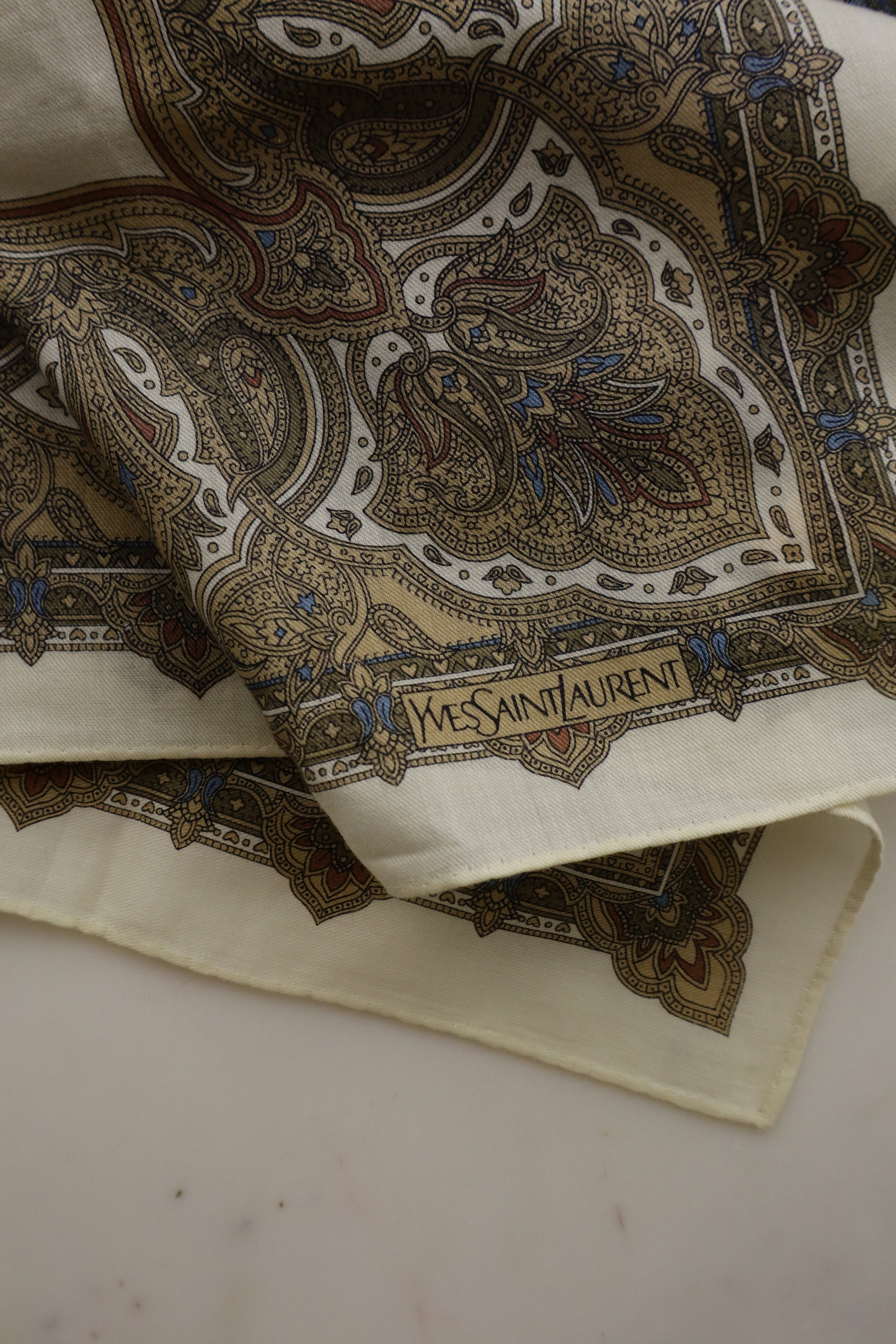 Yves Saint Laurent – Ornamentowa gawroszka YSL