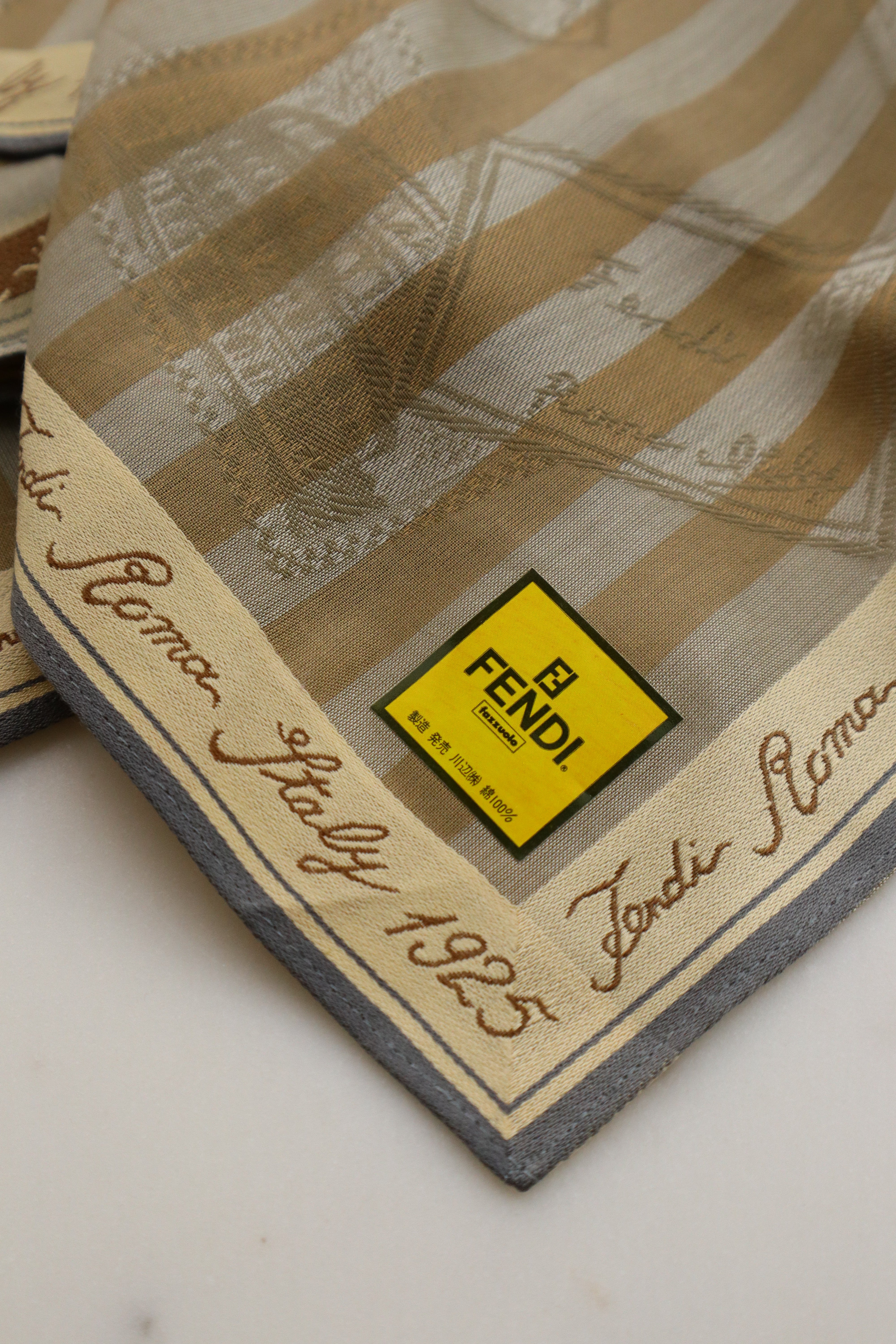 Fendi – Beżowo-złota gawroszka/chustka w pasy Fendi