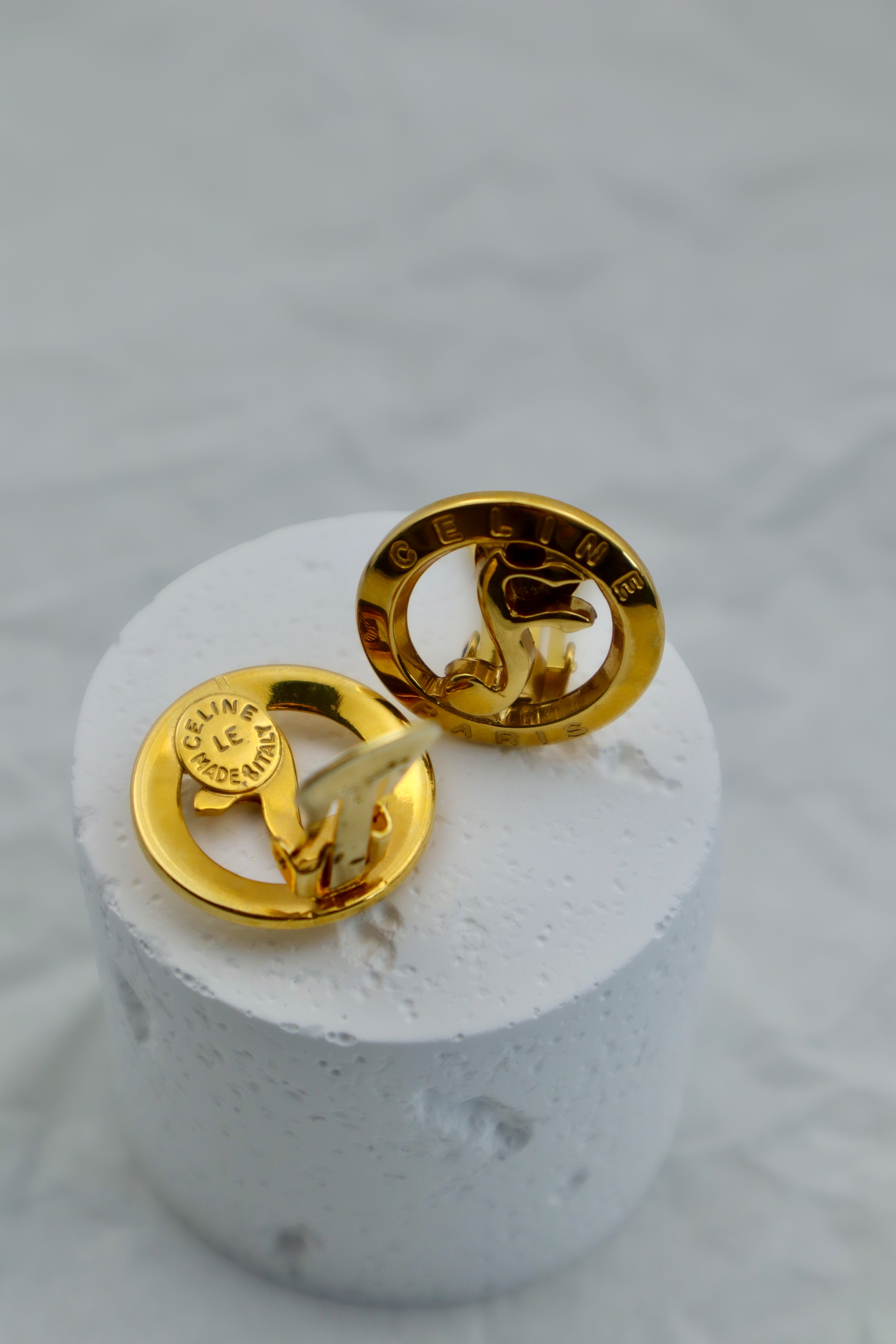 Céline – złote klipsy z logo