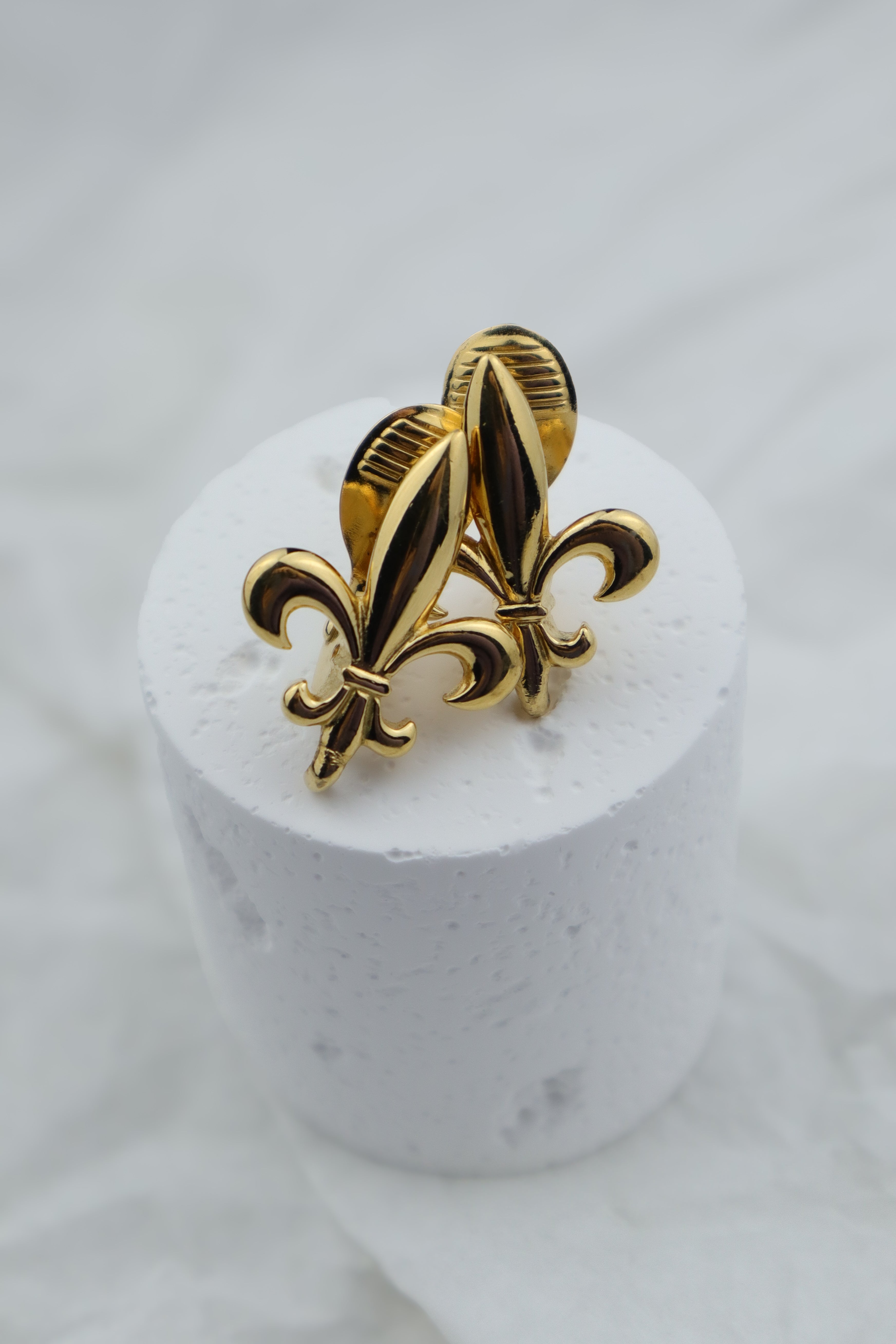 Givenchy - złocone klipsy z motywem fleur‑de‑lis