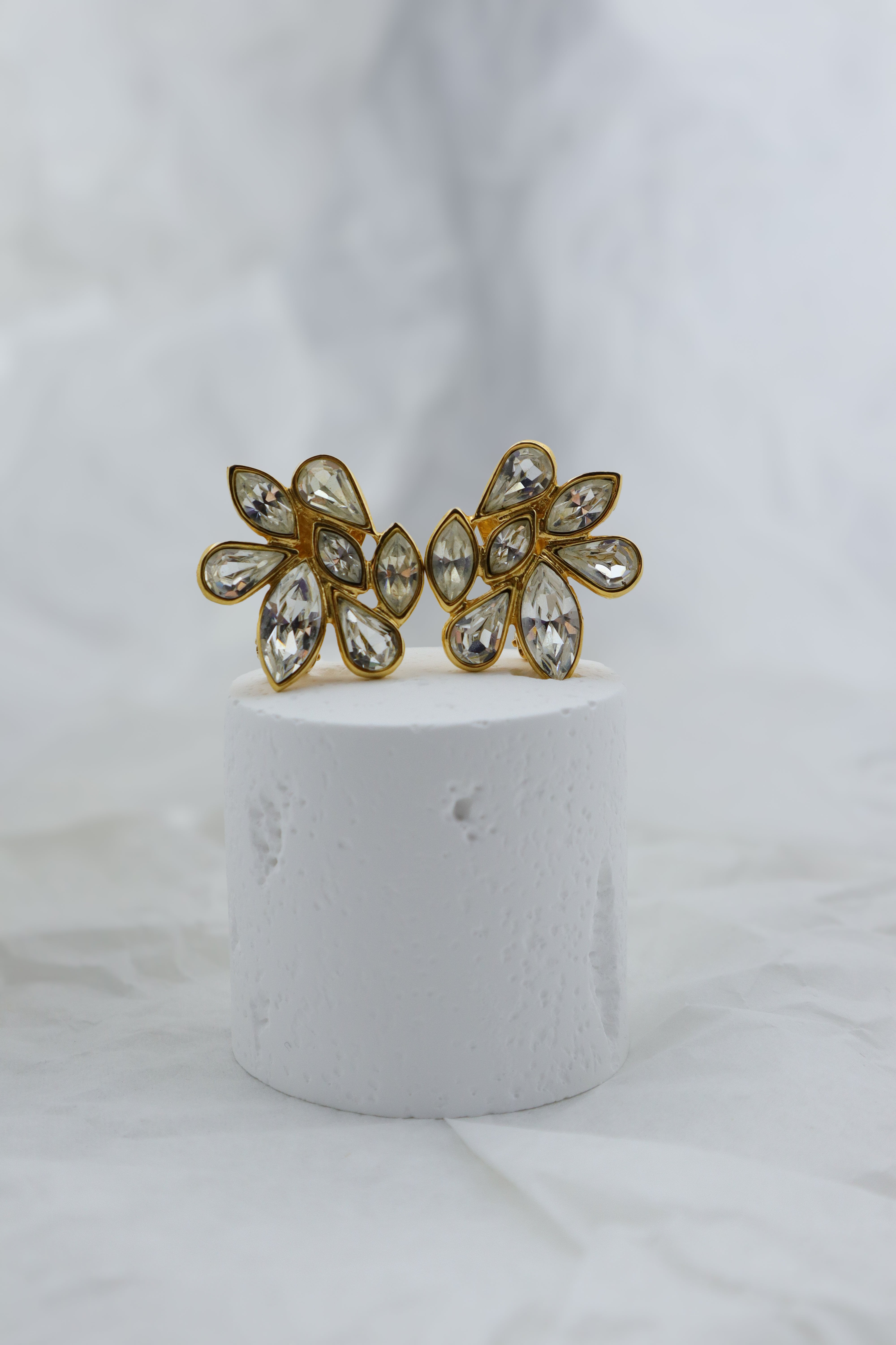 Yves Saint Laurent – klipsy z kryształowymi listkami