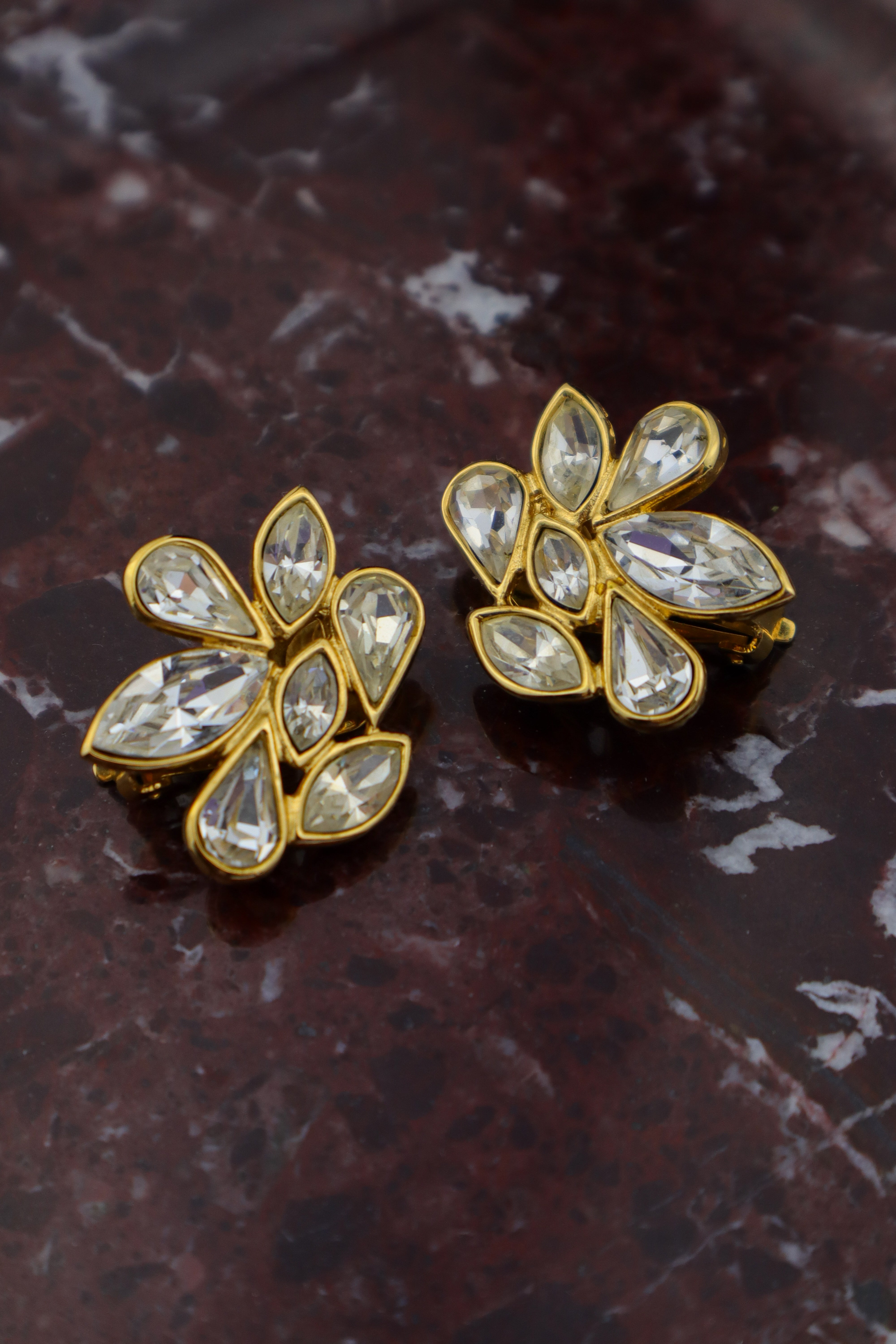 Yves Saint Laurent – klipsy z kryształowymi listkami