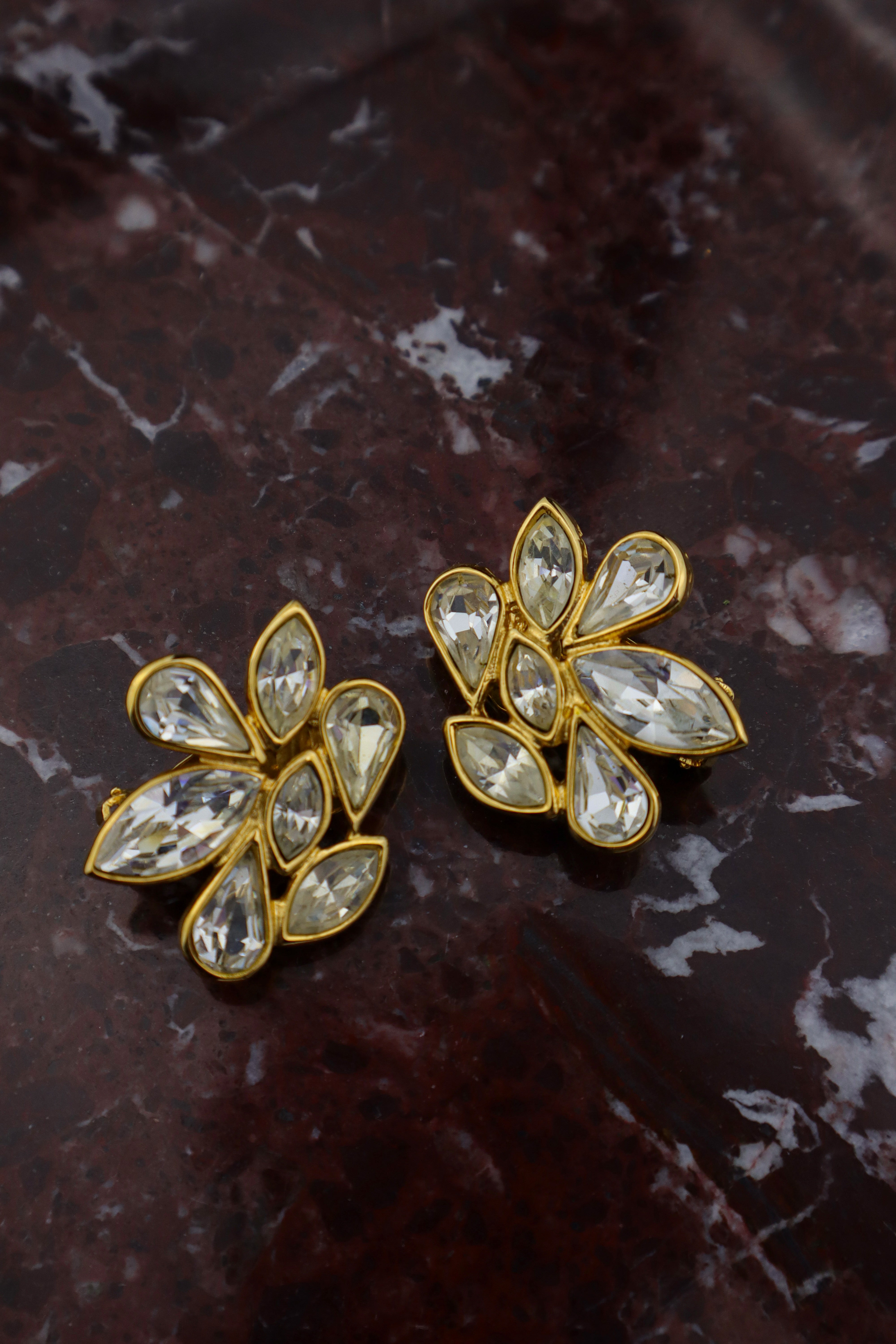 Yves Saint Laurent – klipsy z kryształowymi listkami