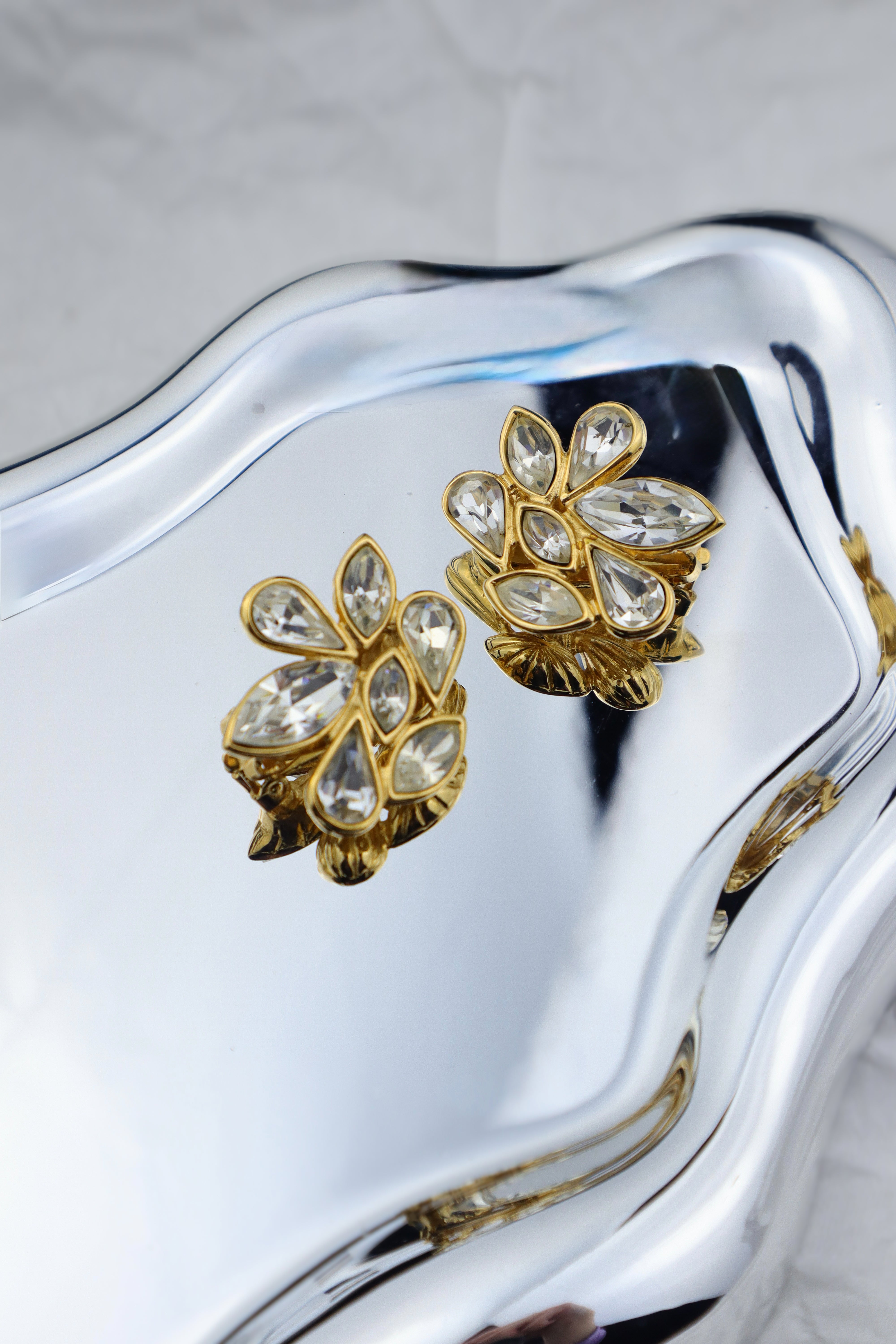 Yves Saint Laurent – klipsy z kryształowymi listkami