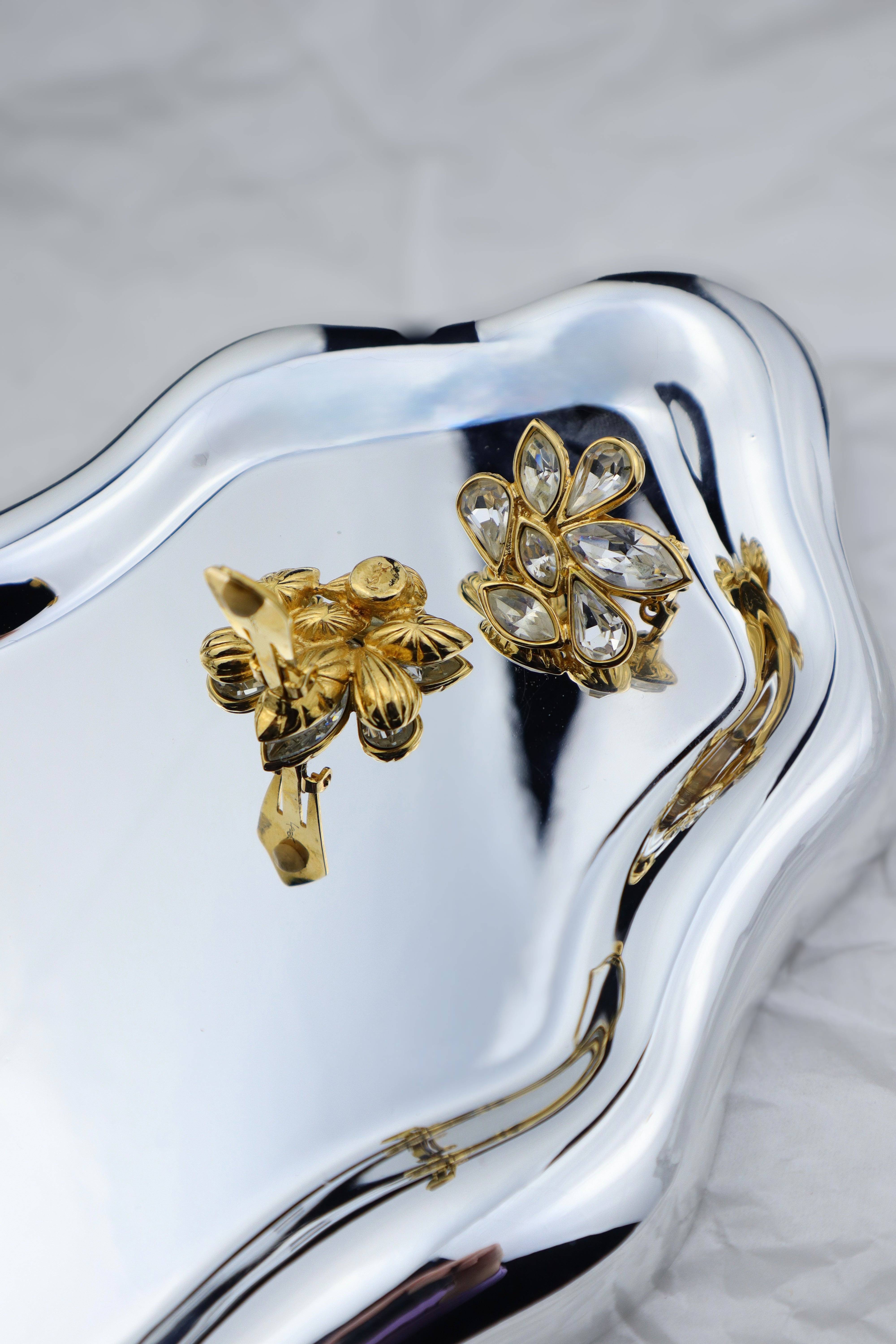 Yves Saint Laurent – klipsy z kryształowymi listkami