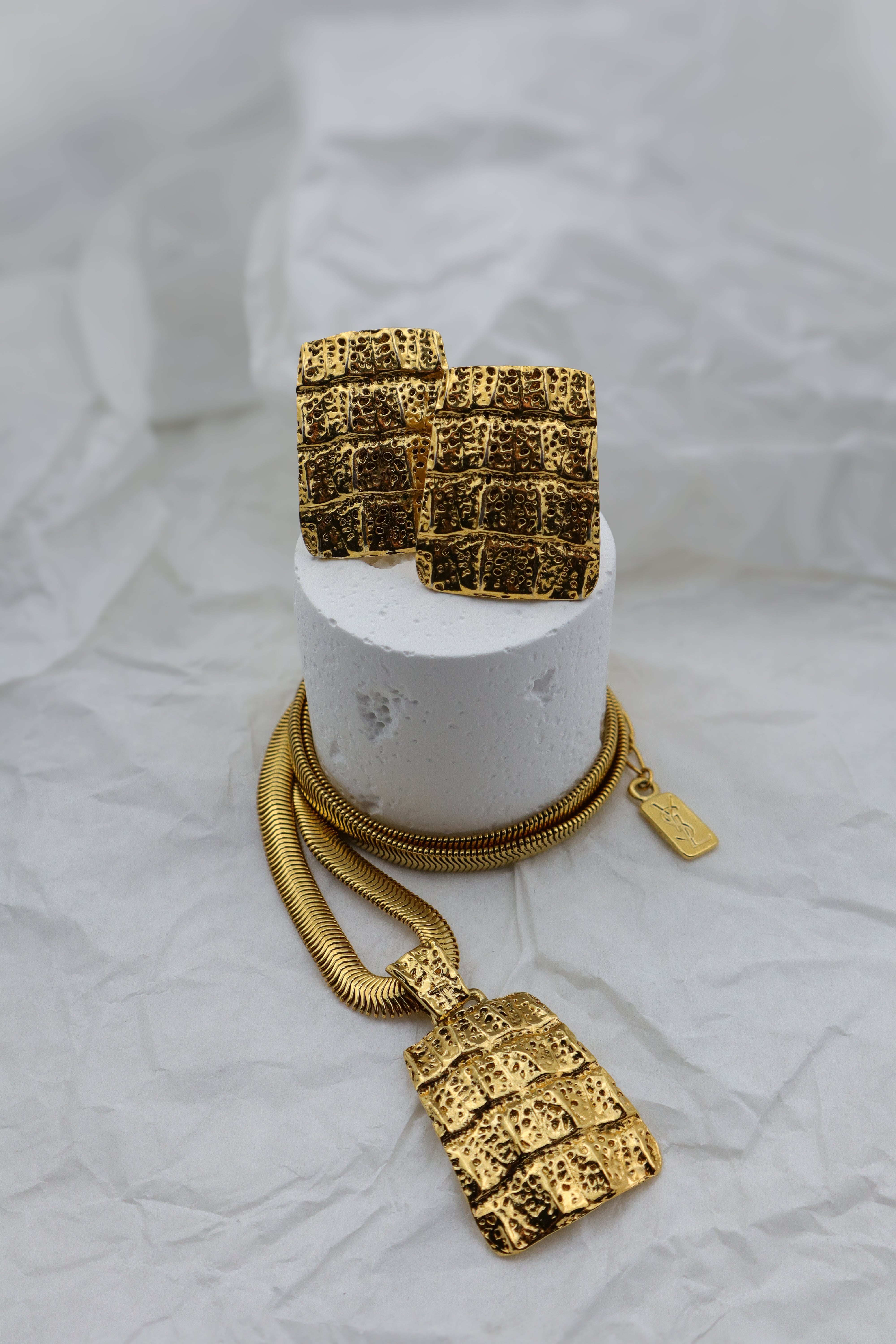 Yves Saint Laurent - naszyjnik 24 k złoto teksturowany