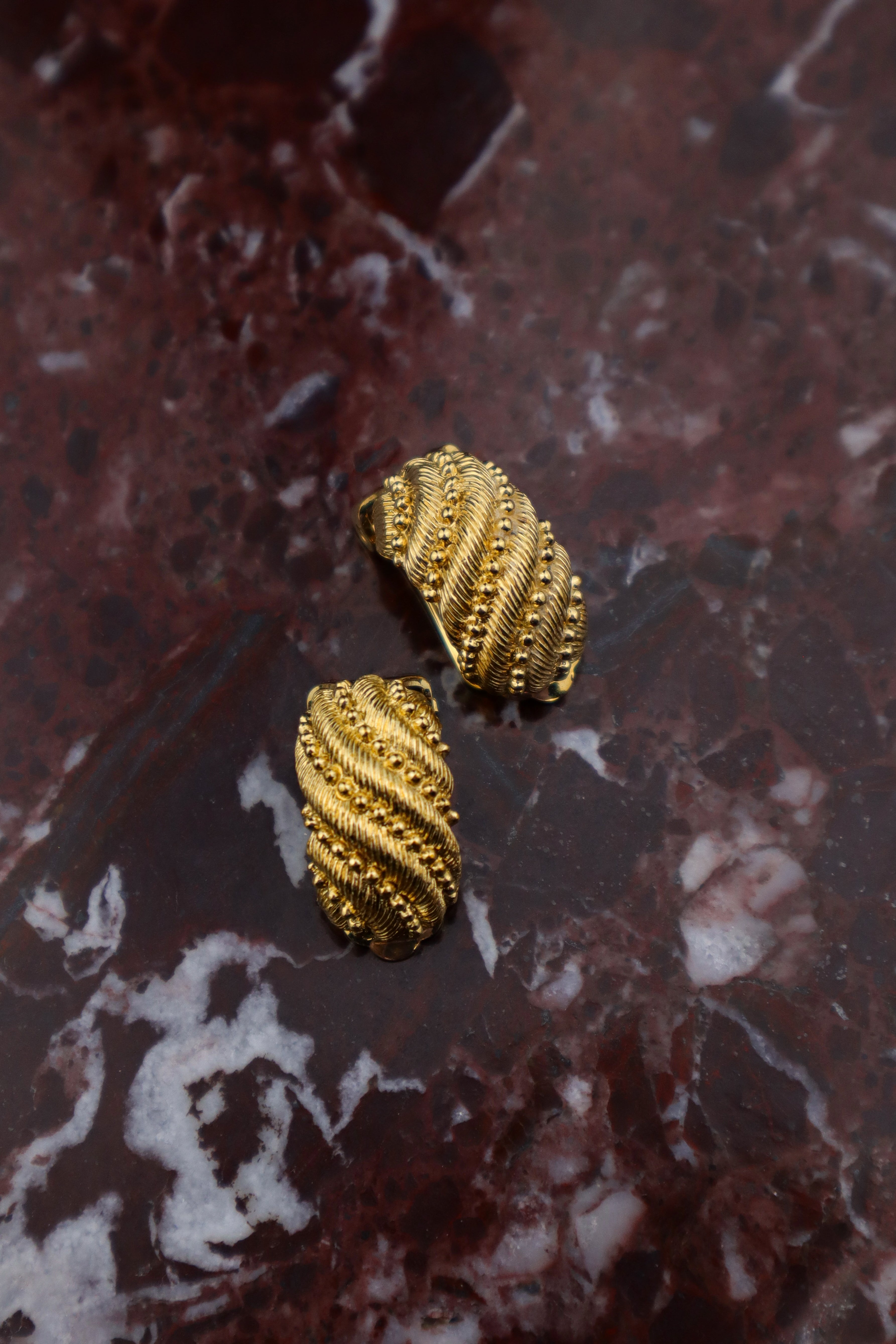 Dior – klipsy z falowaną fakturą