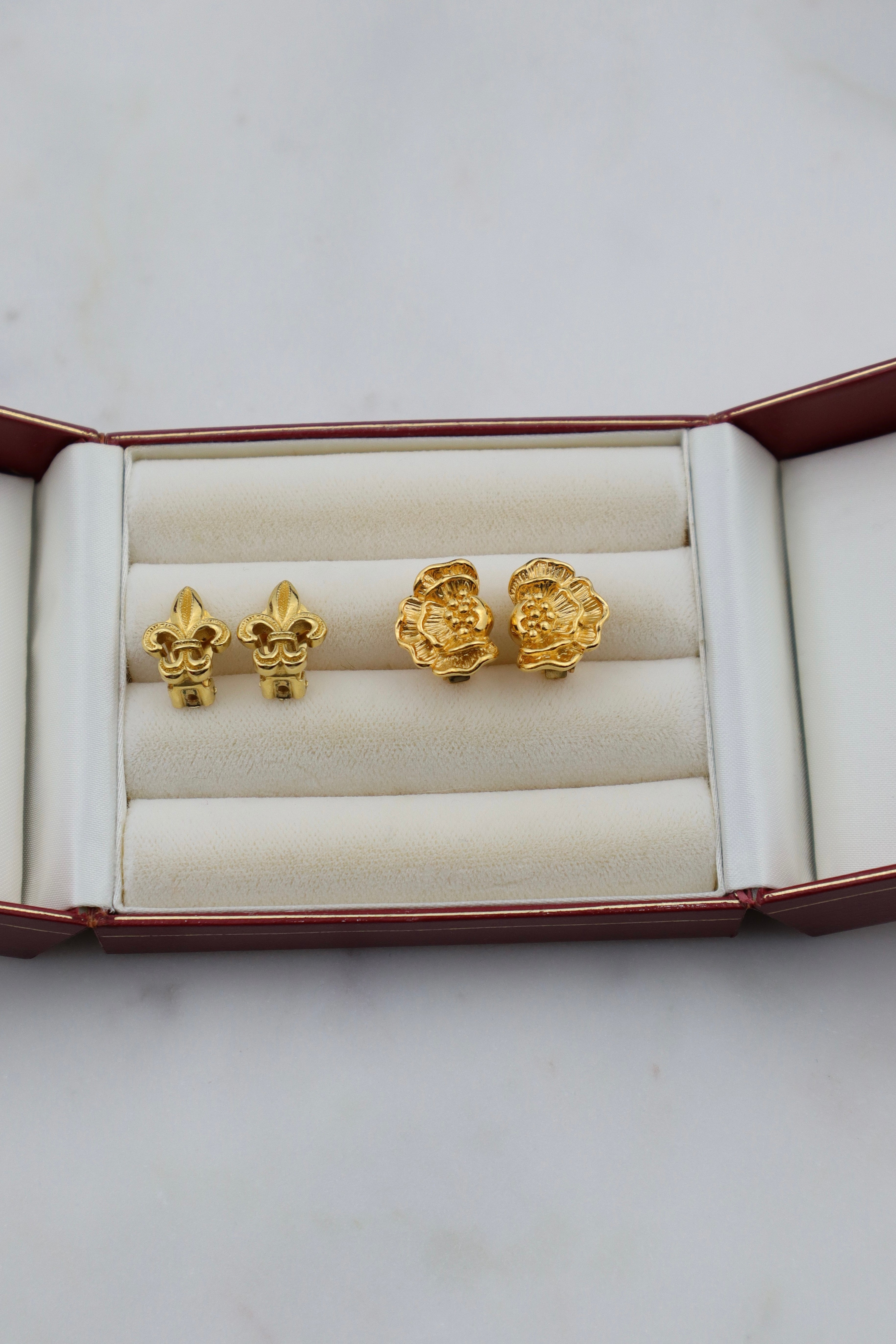 Christian Dior - pozłacane klipsy fleur-de-lis