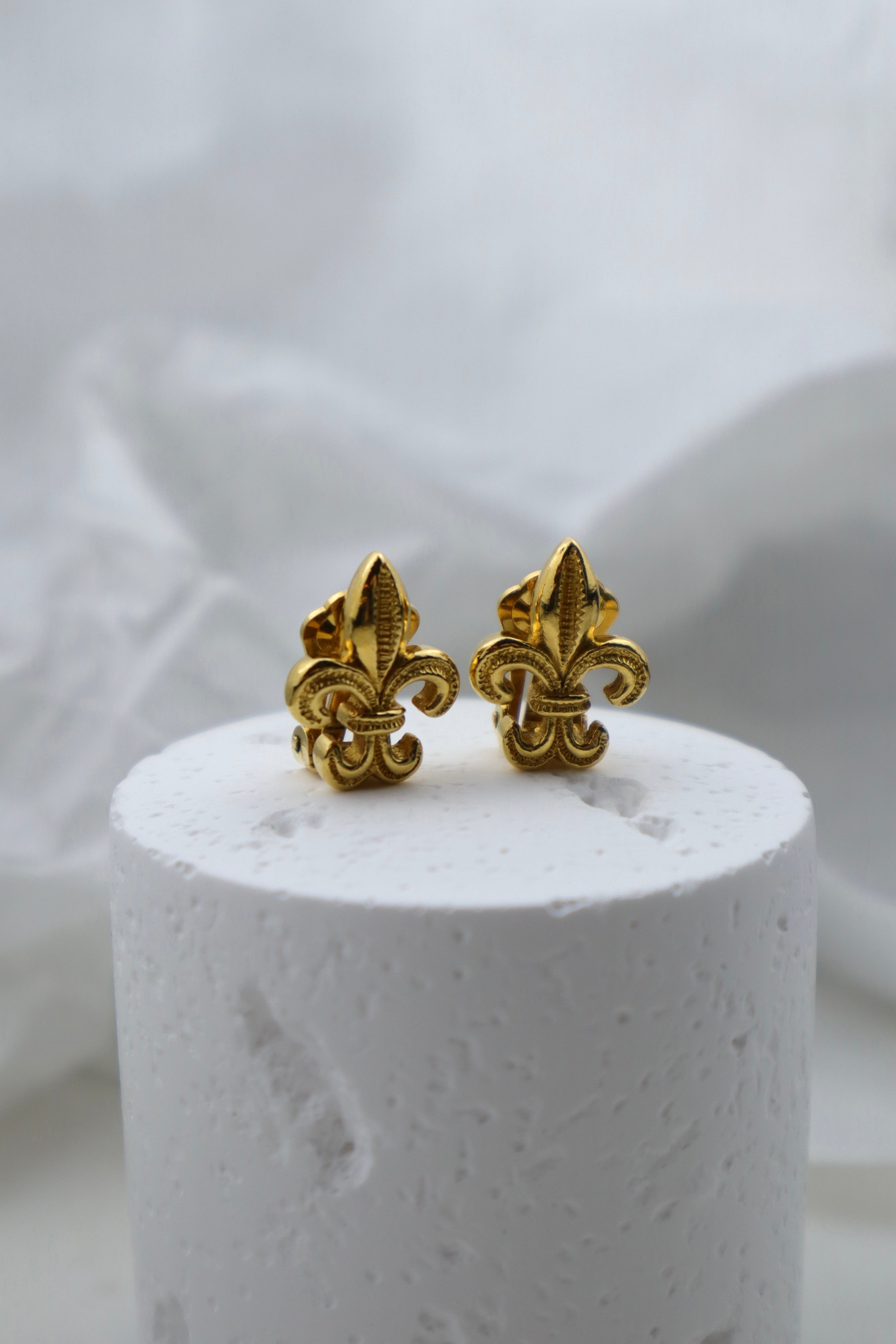 Christian Dior - pozłacane klipsy fleur-de-lis