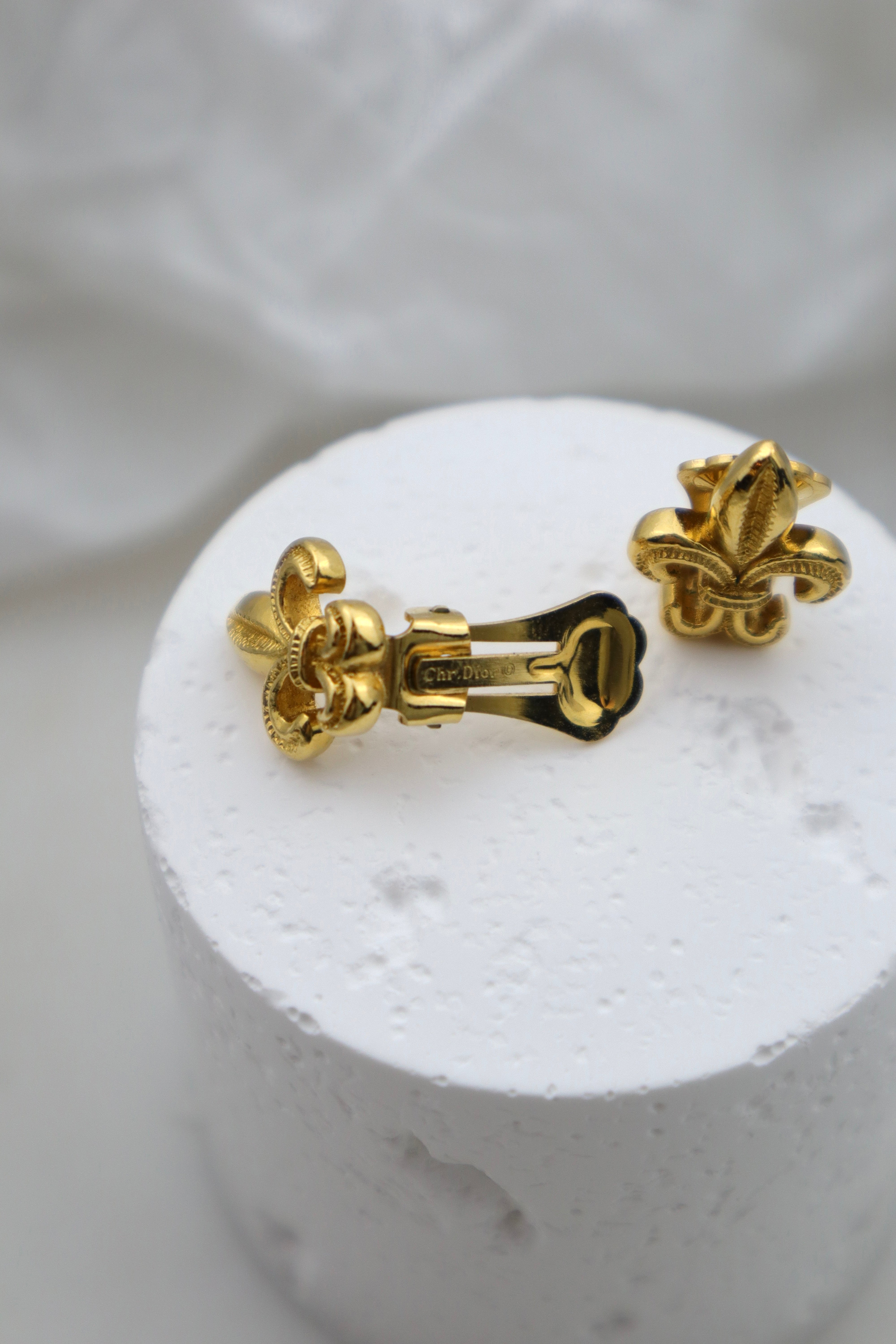 Christian Dior - pozłacane klipsy fleur-de-lis