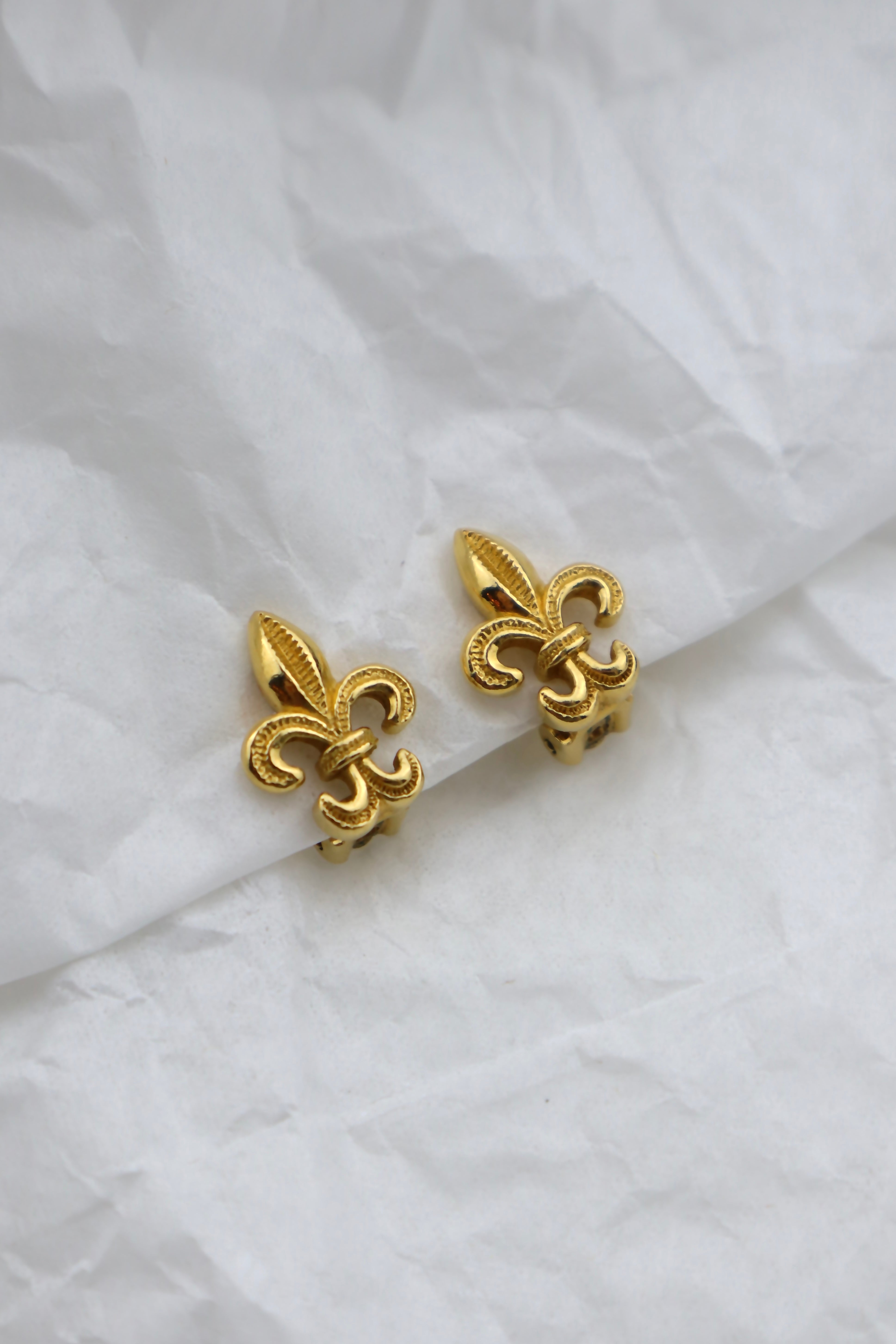 Christian Dior - pozłacane klipsy fleur-de-lis