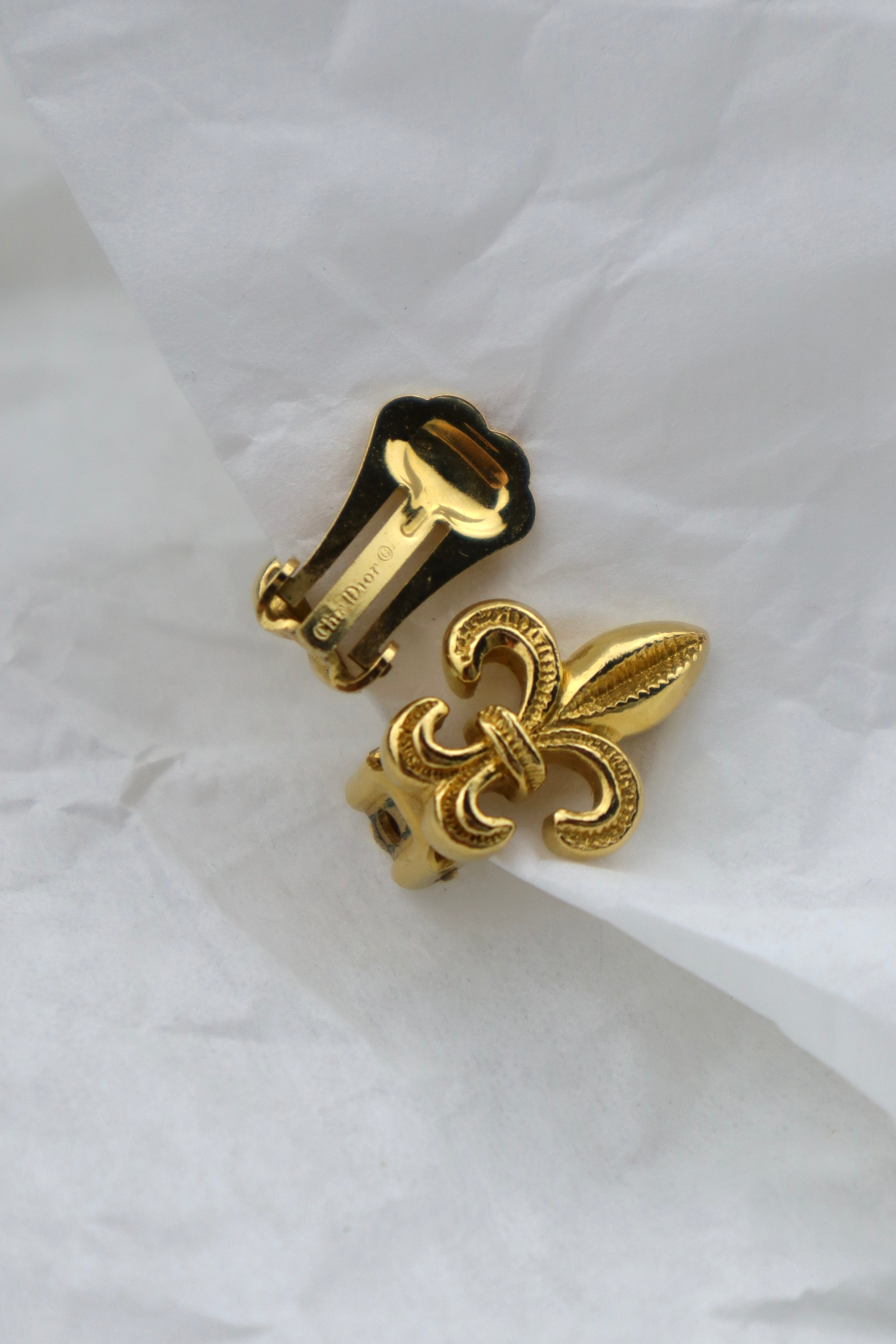 Christian Dior - pozłacane klipsy fleur-de-lis