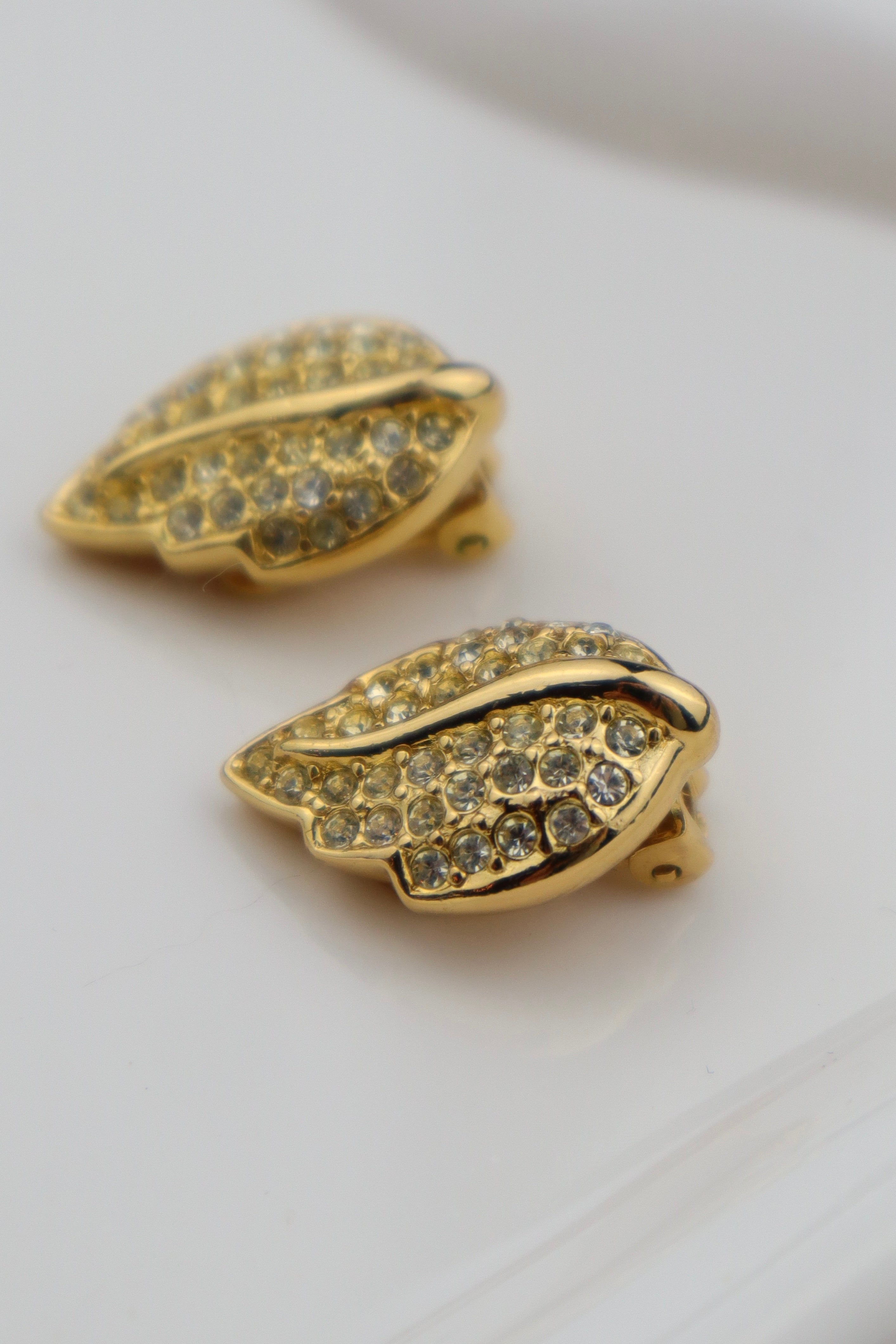 Christian Dior - pozłacane klipsy listki z kryształkami