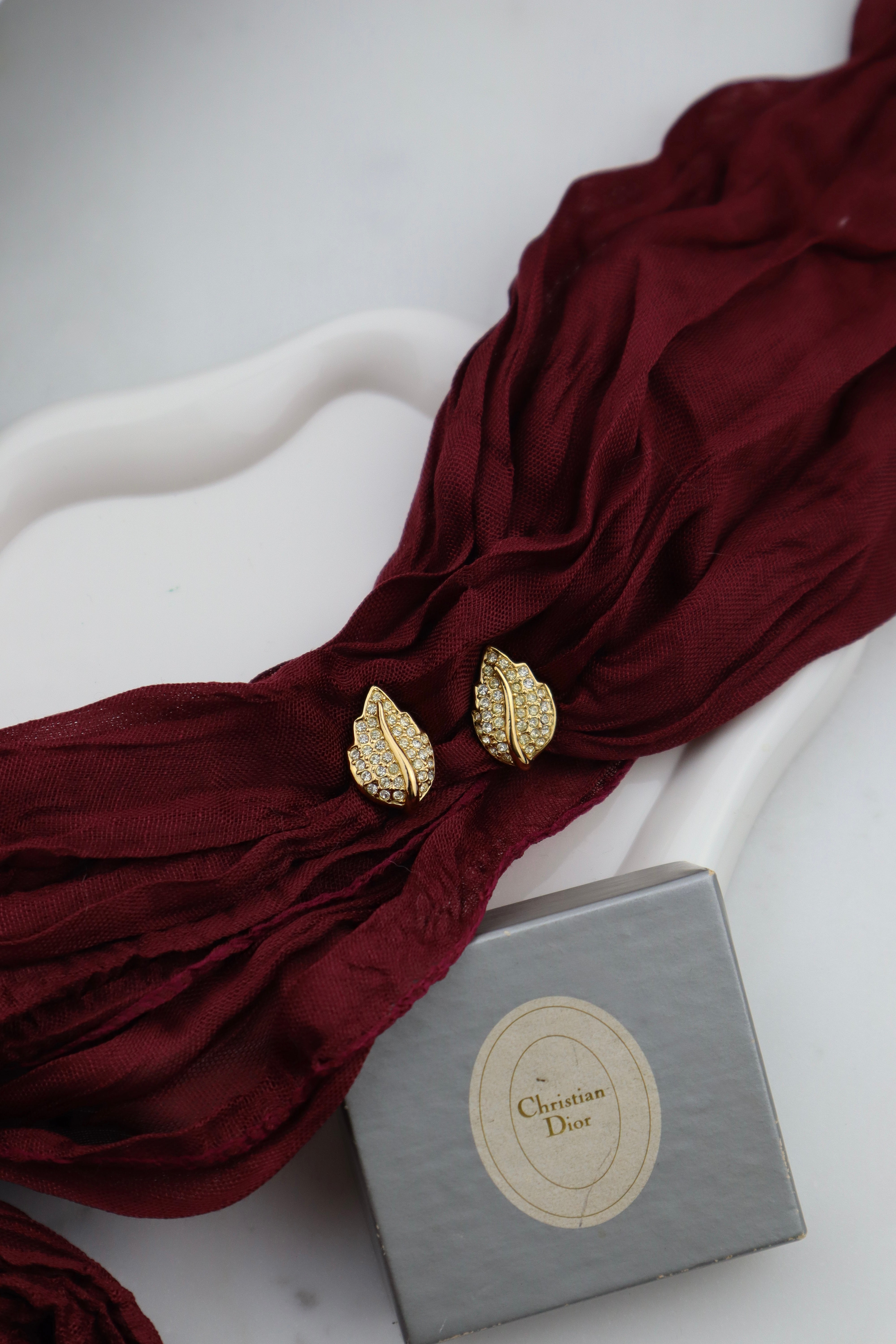 Christian Dior - pozłacane klipsy listki z kryształkami
