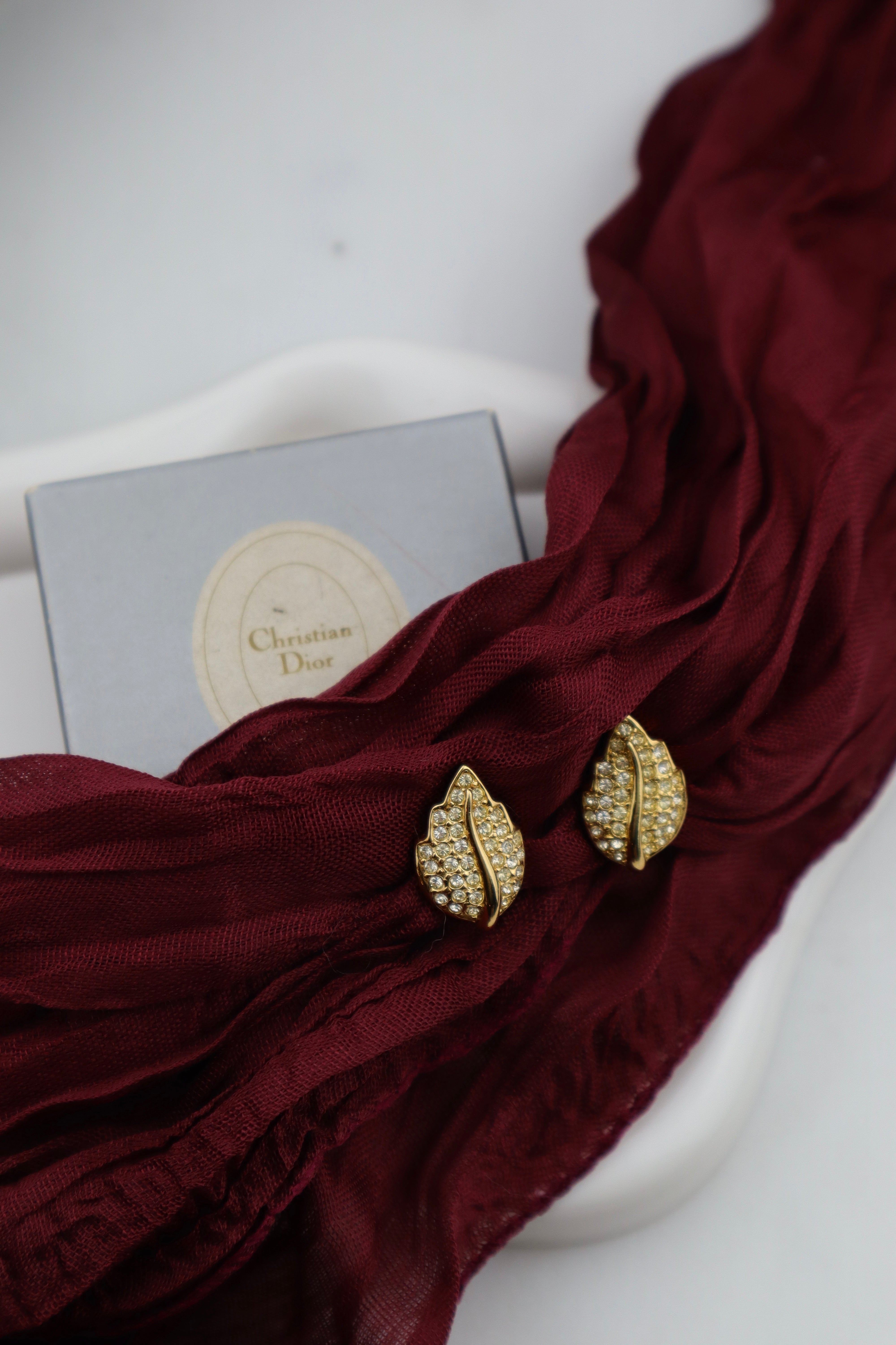 Christian Dior - pozłacane klipsy listki z kryształkami