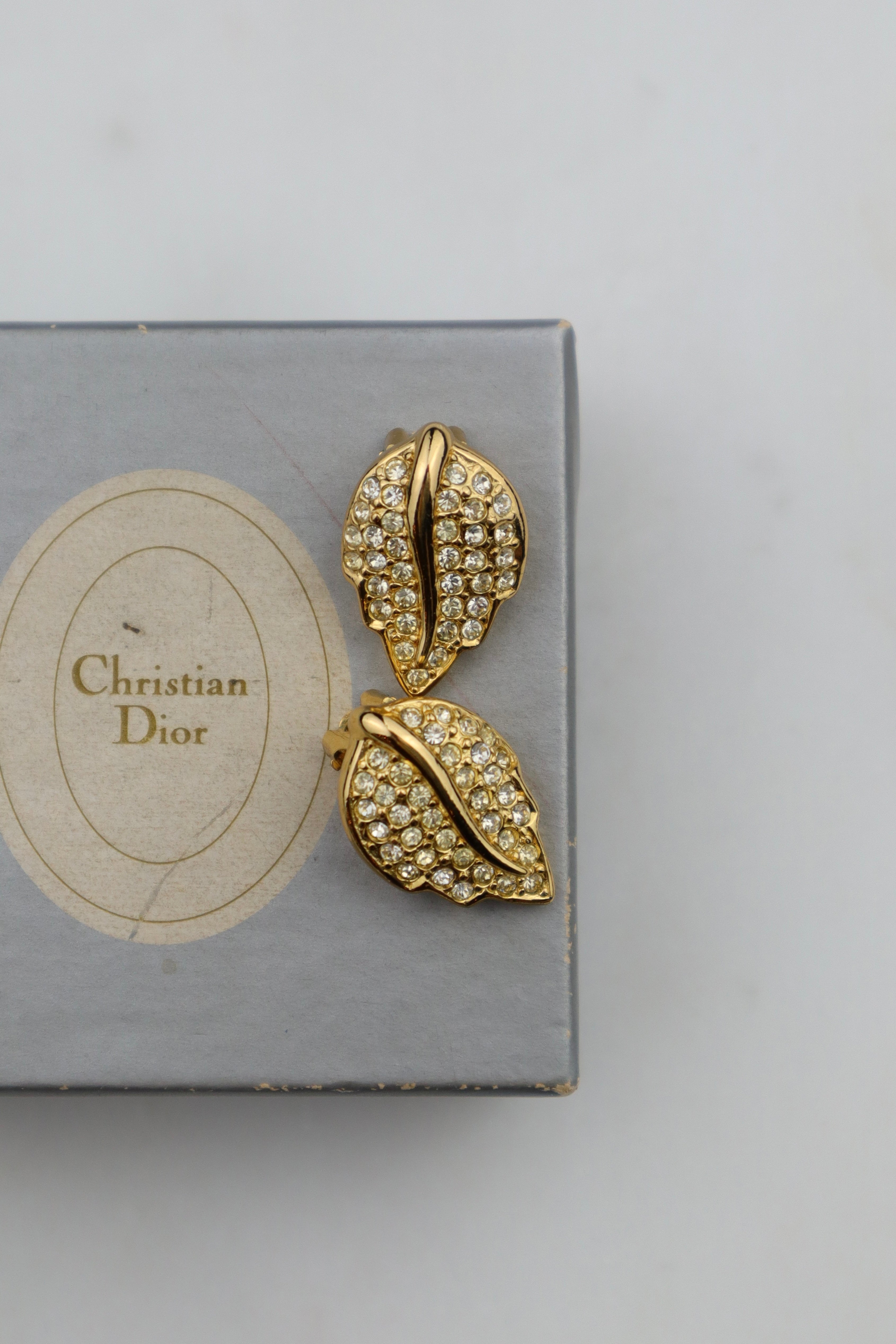 Christian Dior - pozłacane klipsy listki z kryształkami