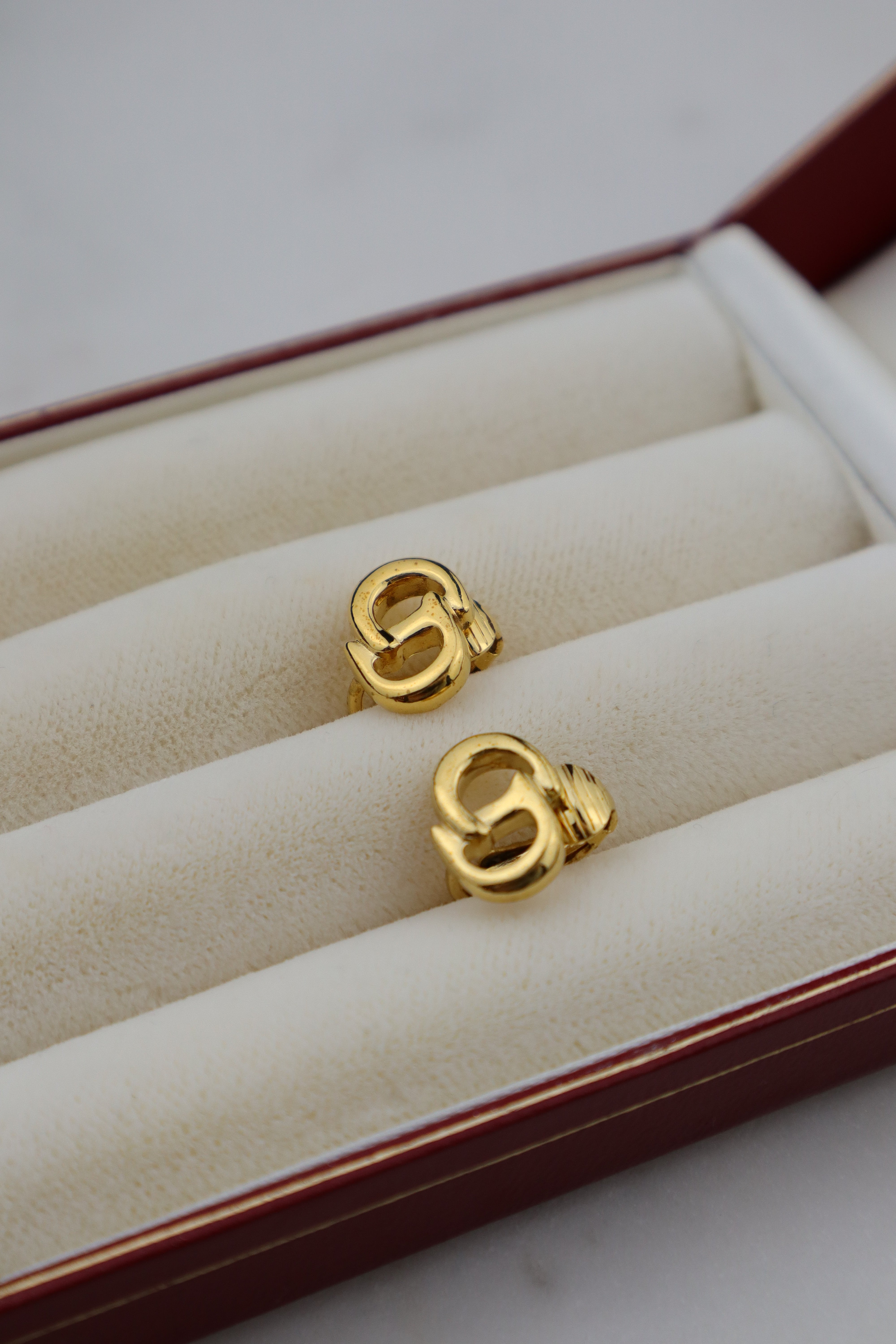 Christian Dior - pozłacane klipsy "CD"