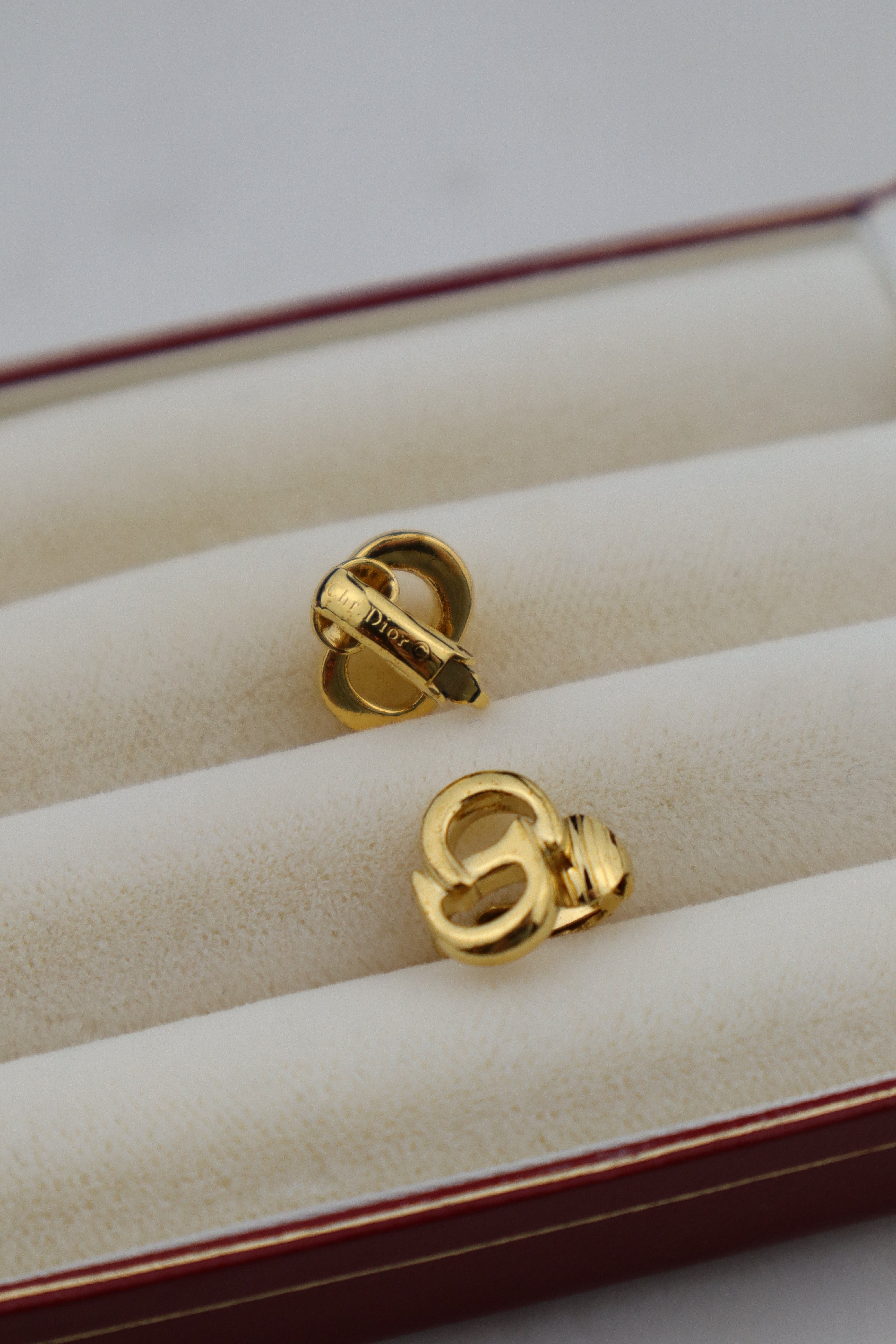 Christian Dior - pozłacane klipsy "CD"