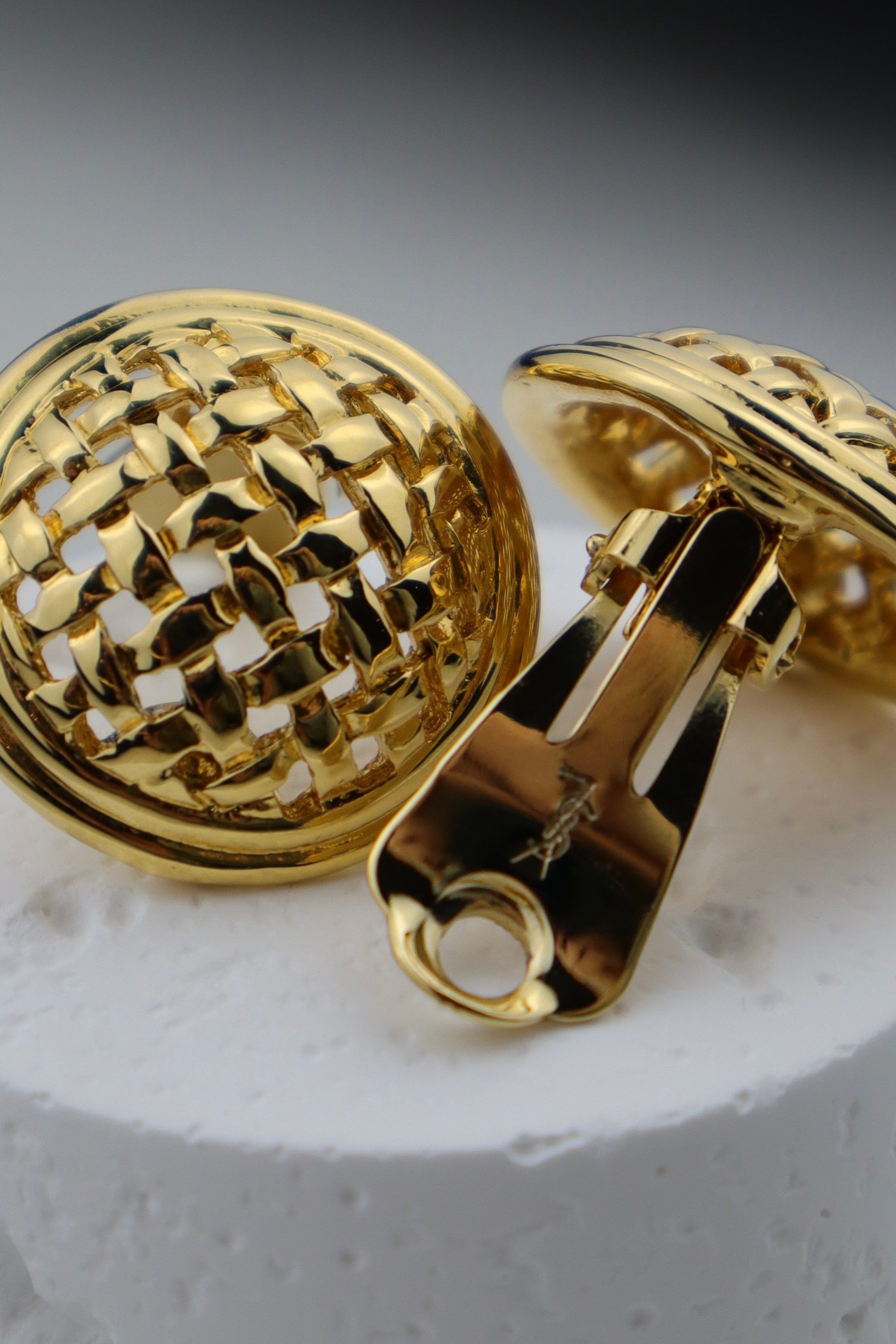 Yves Saint Laurent - 24k pozłacane plecione klipsy