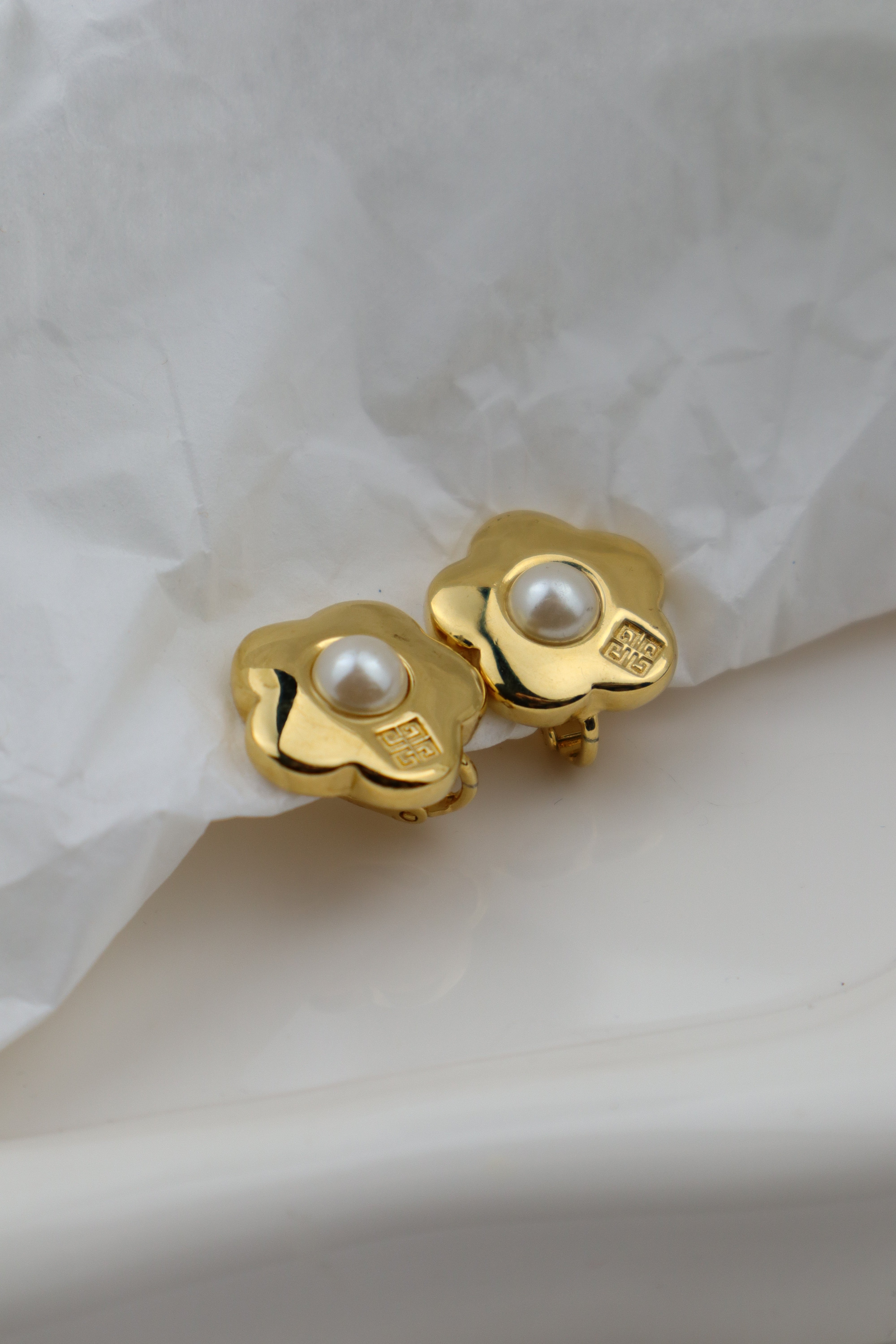 Givenchy - pozłacane klipsy kwiatki z perłą