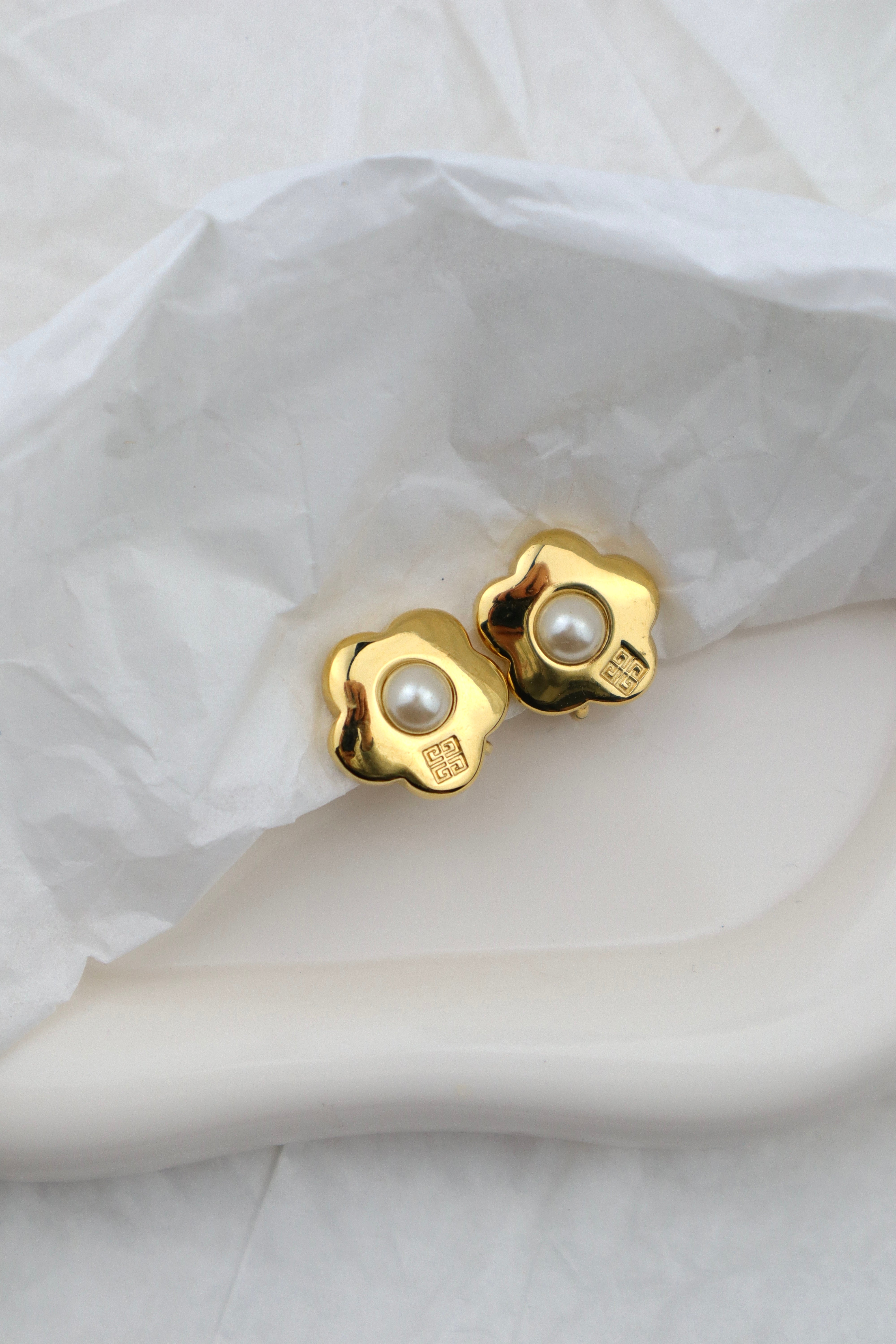 Givenchy - pozłacane klipsy kwiatki z perłą