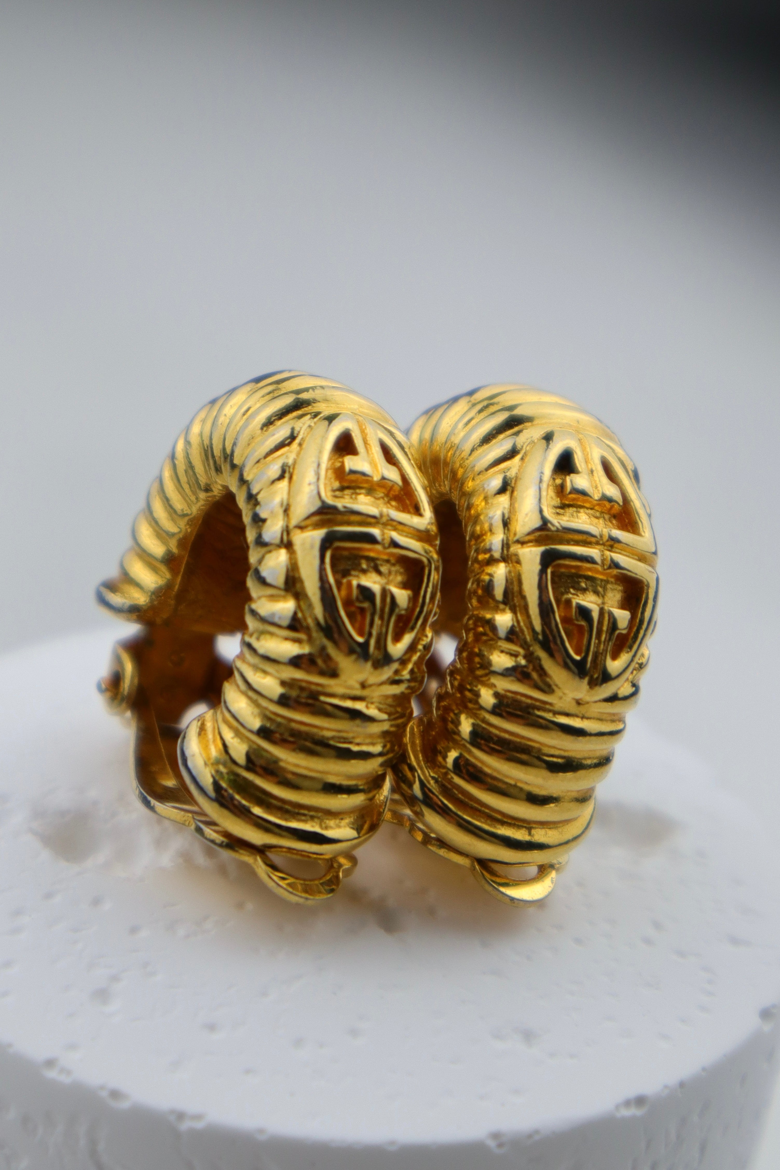 Givenchy - pozłacane klipsy koła