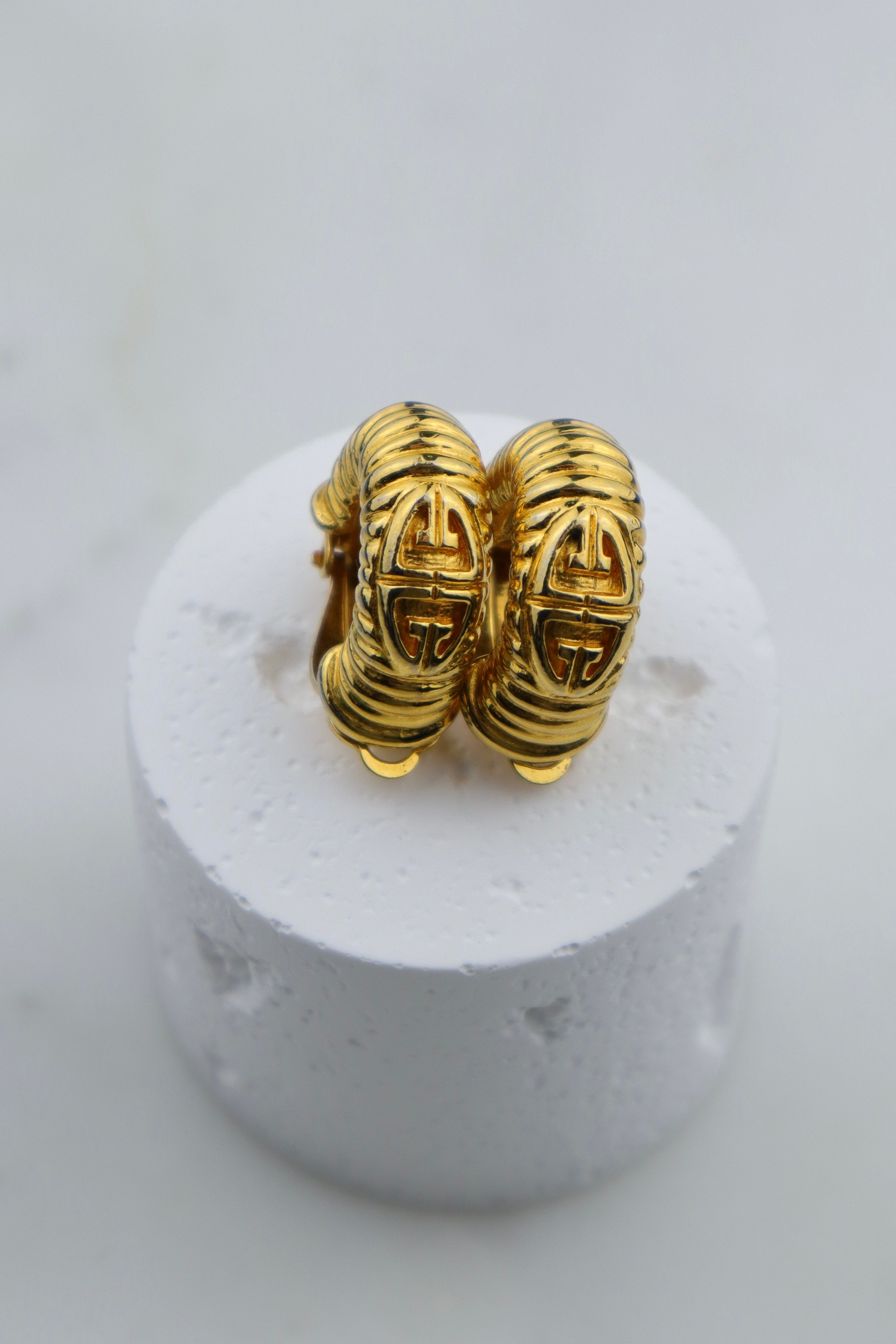 Givenchy - pozłacane klipsy koła