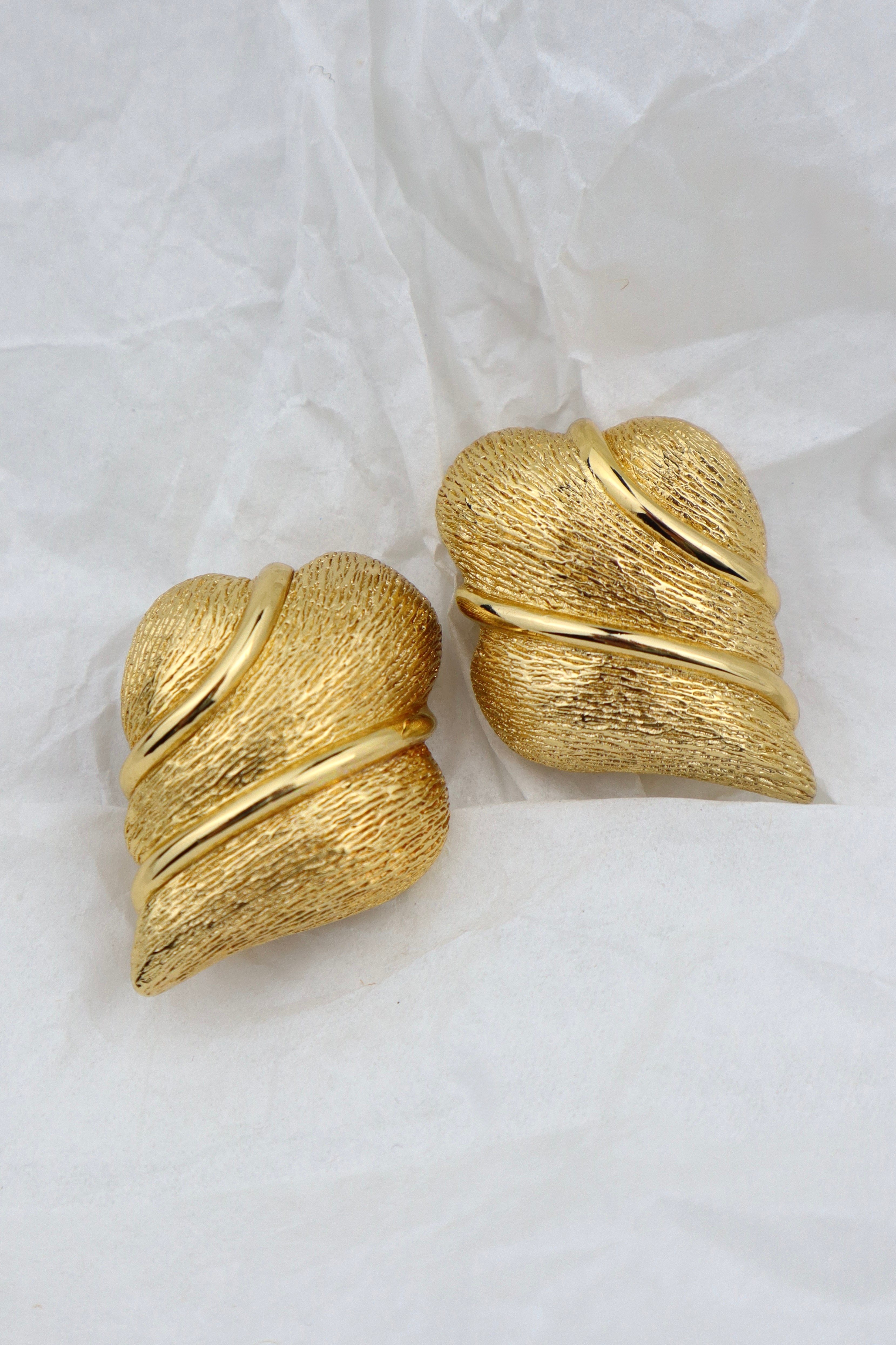 Christian Dior - pozłacane klipsy w kształcie muszli