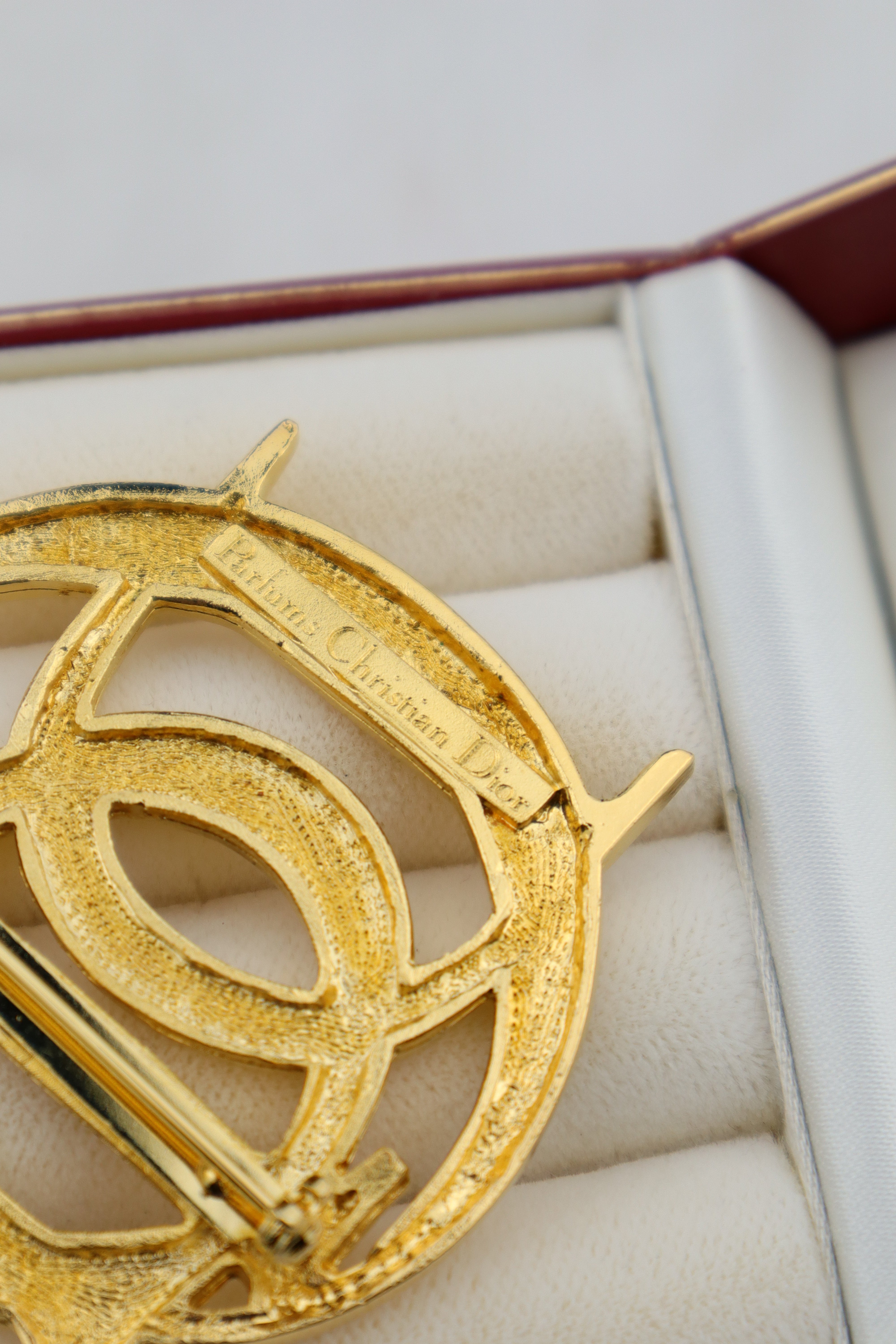 Christian Dior – broszka z monogramem CD, vintage z patyną