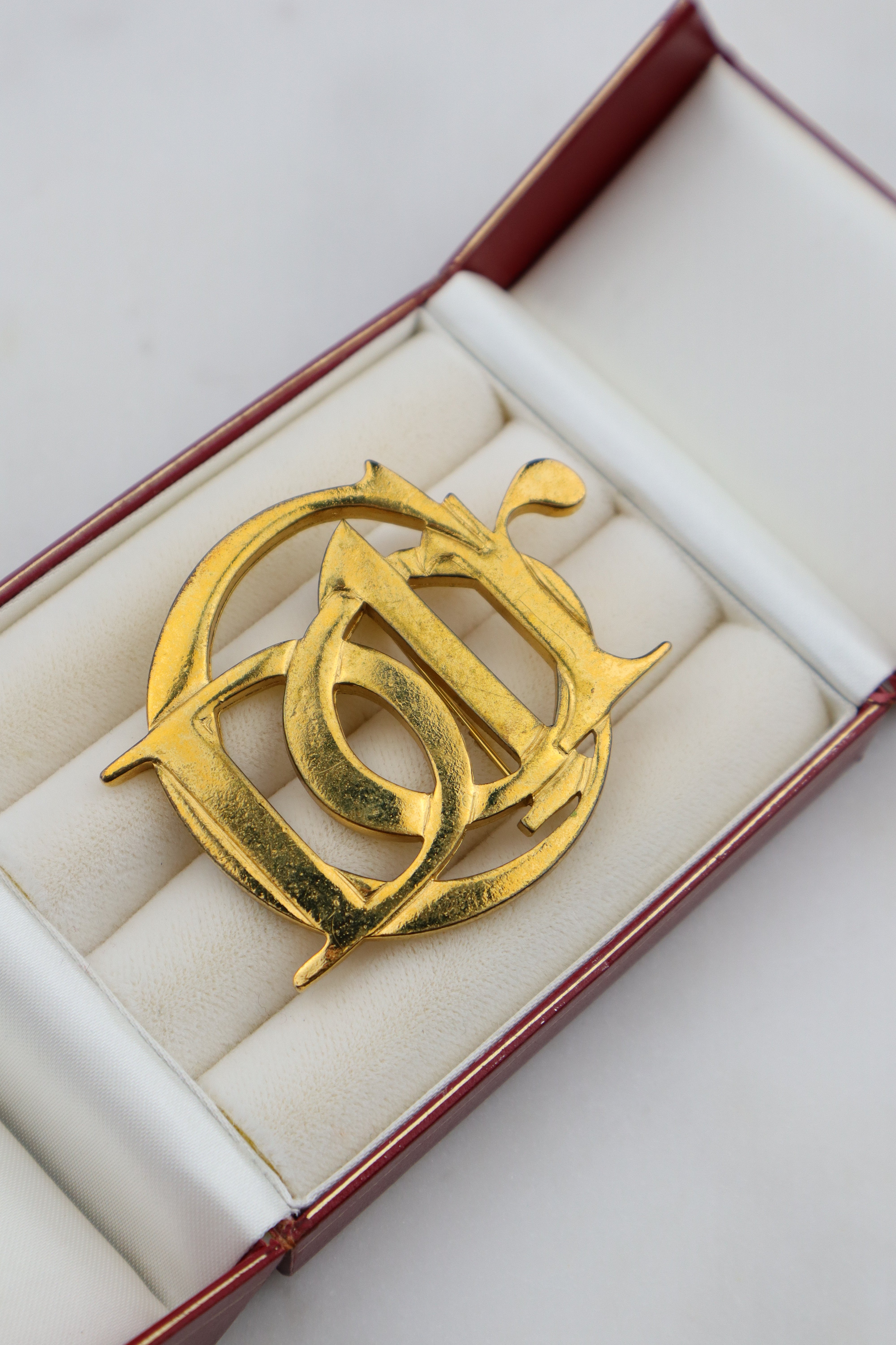 Christian Dior – broszka z monogramem CD, vintage z patyną