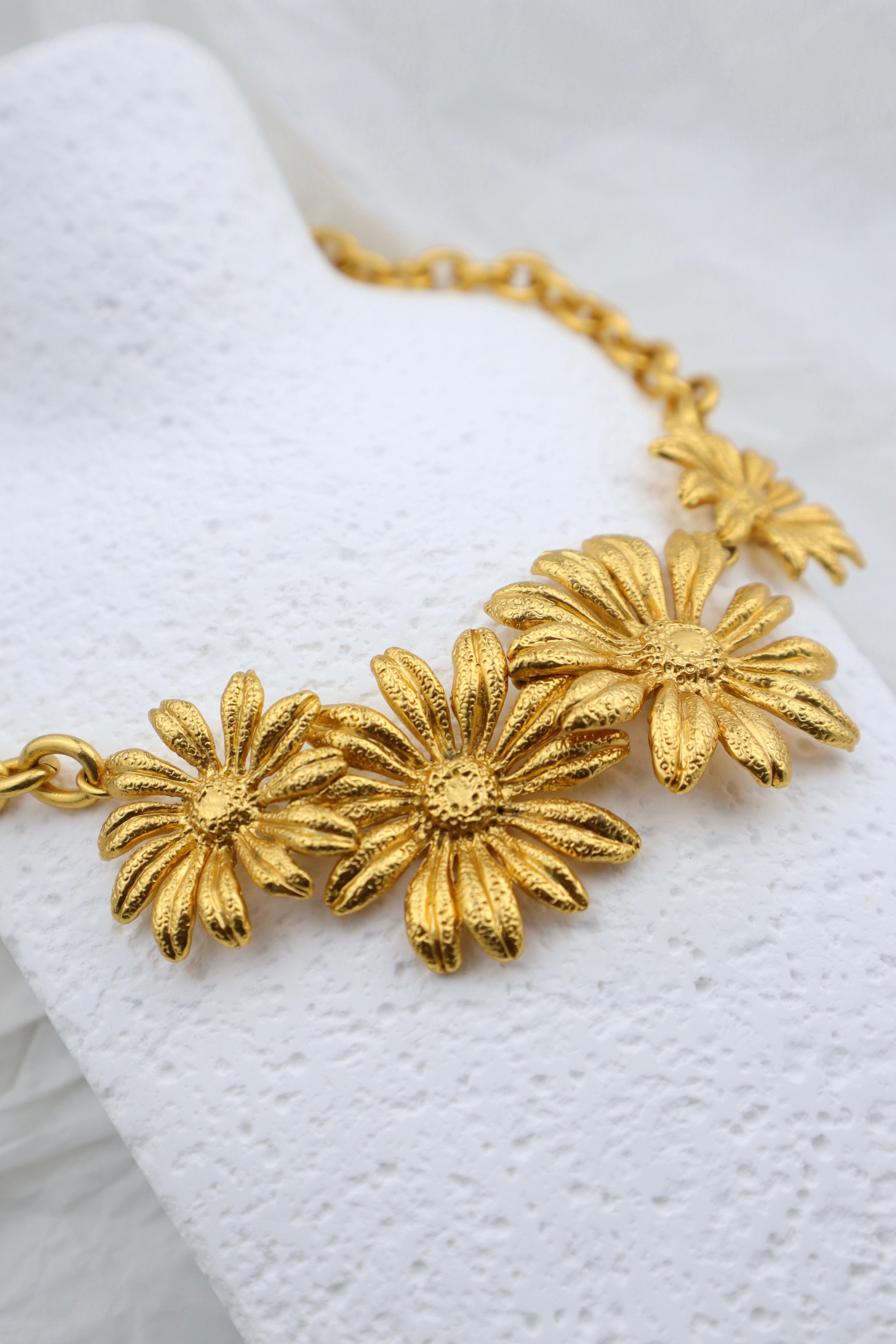 Kenzo - pozłacany naszyjnik w kwiatowy motyw