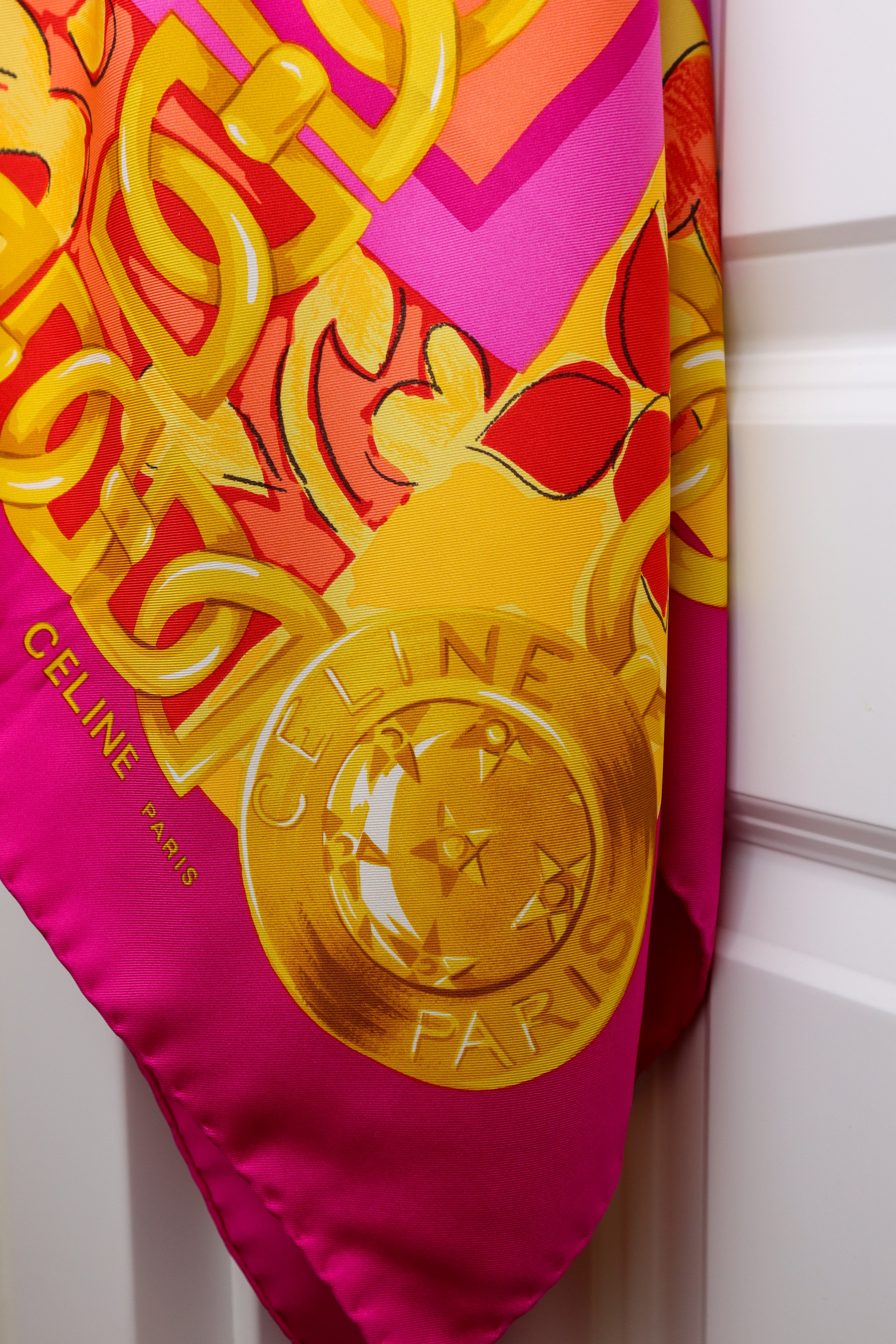 Celine - jedwabna apaszka „Royal Pink Medallion”