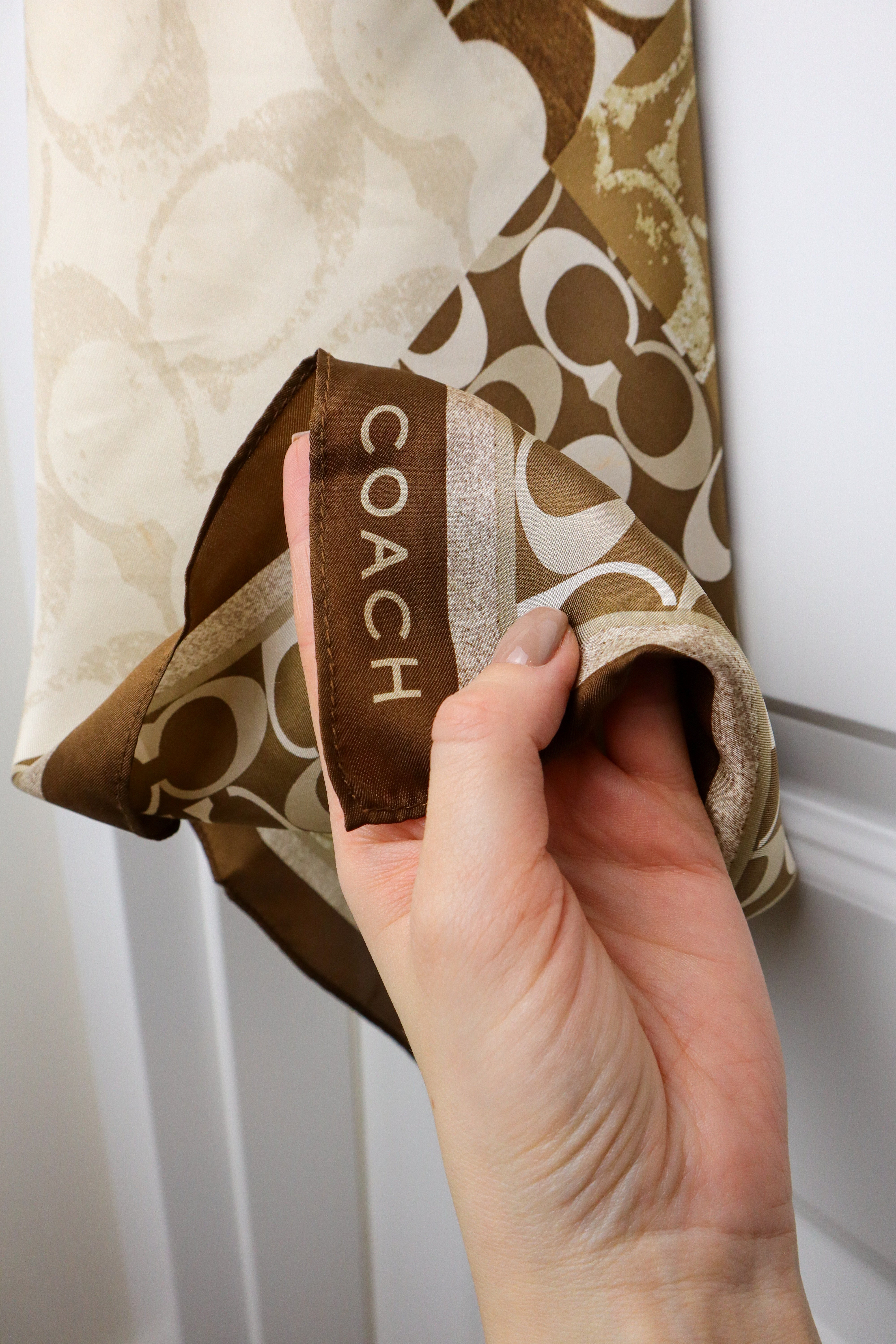 Coach – jedwabna apaszka w Sygnowany Patchwork