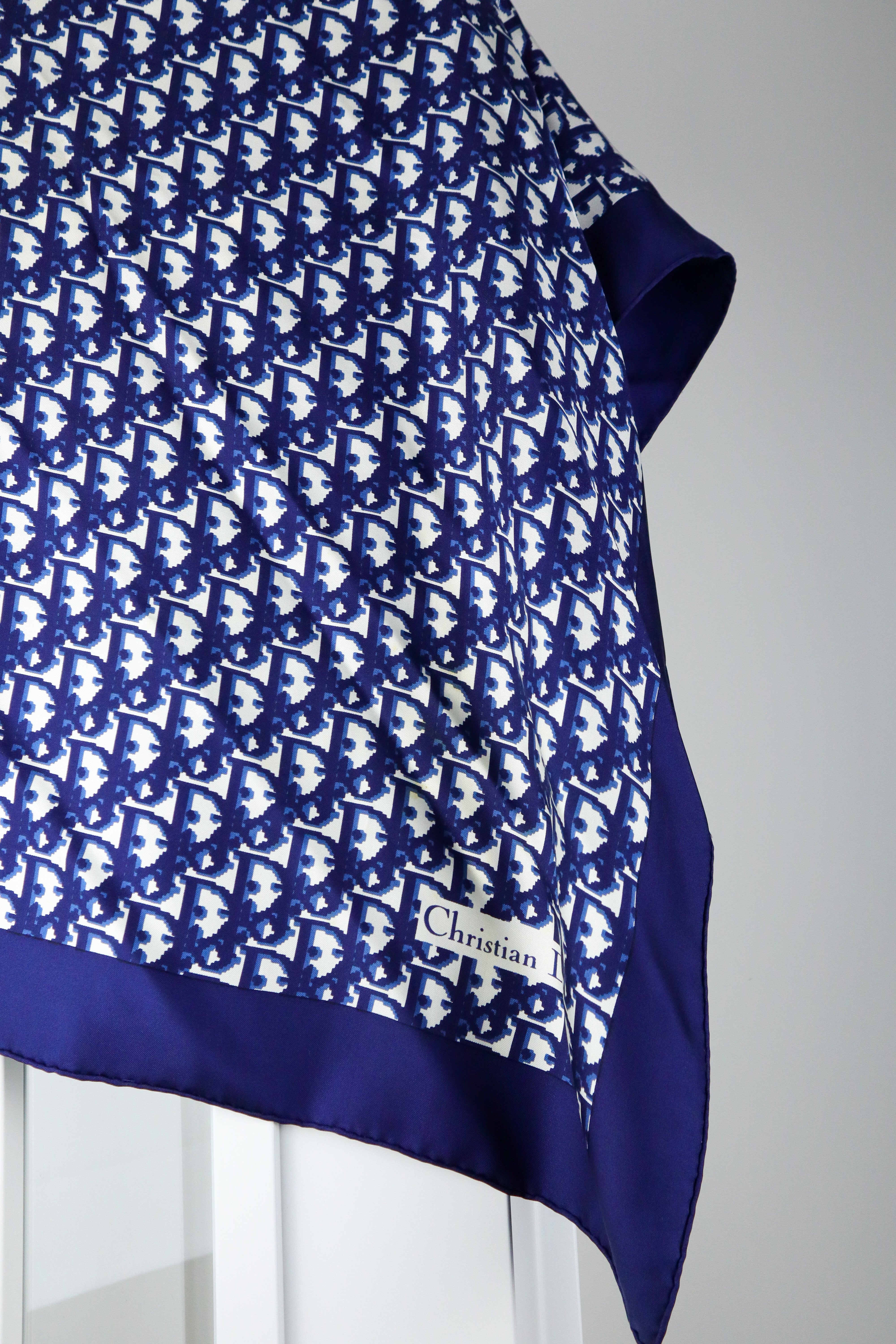 Christian Dior - jedwabna apaszka „Monogram Navy Oblique”