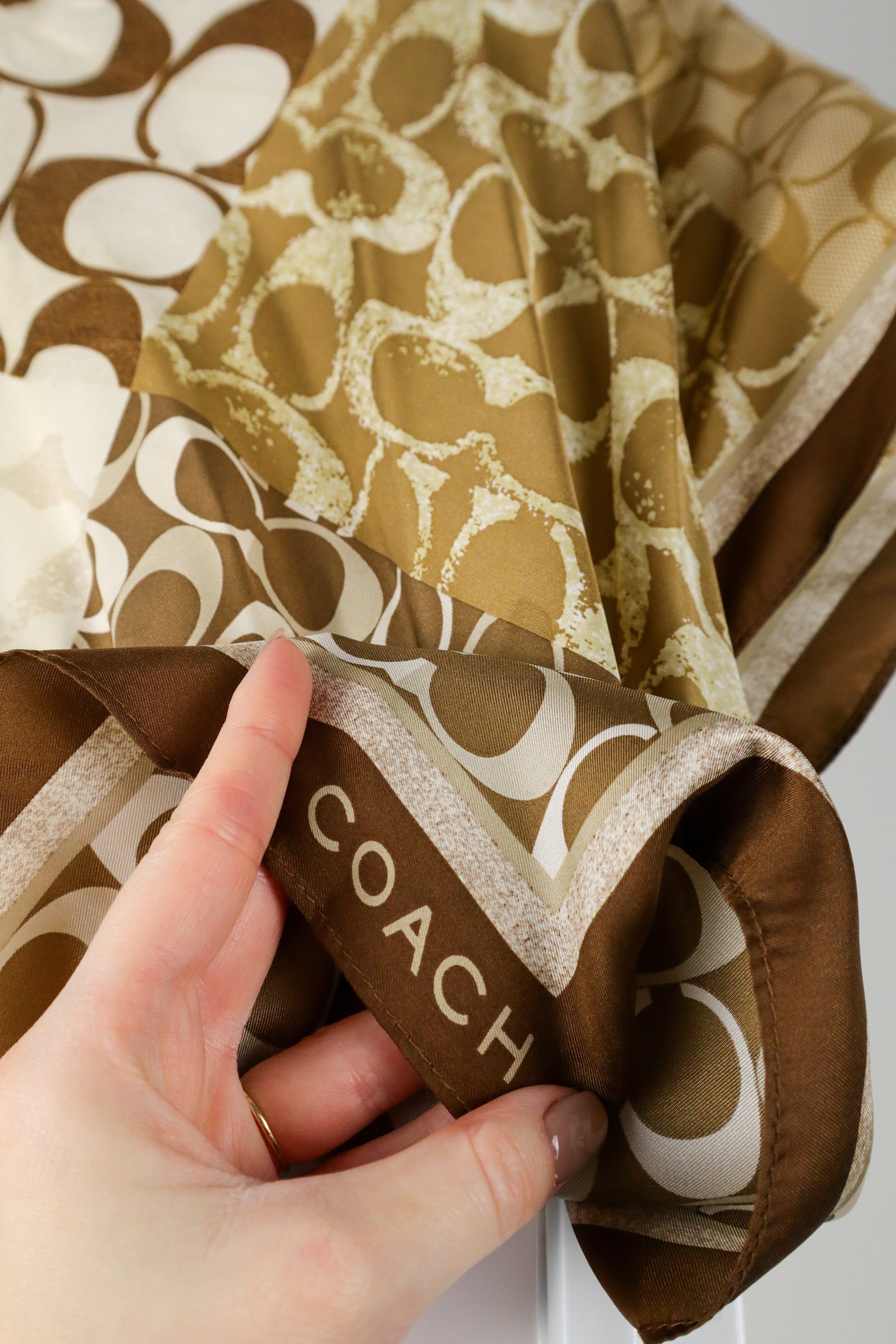 Coach – jedwabna apaszka w Sygnowany Patchwork