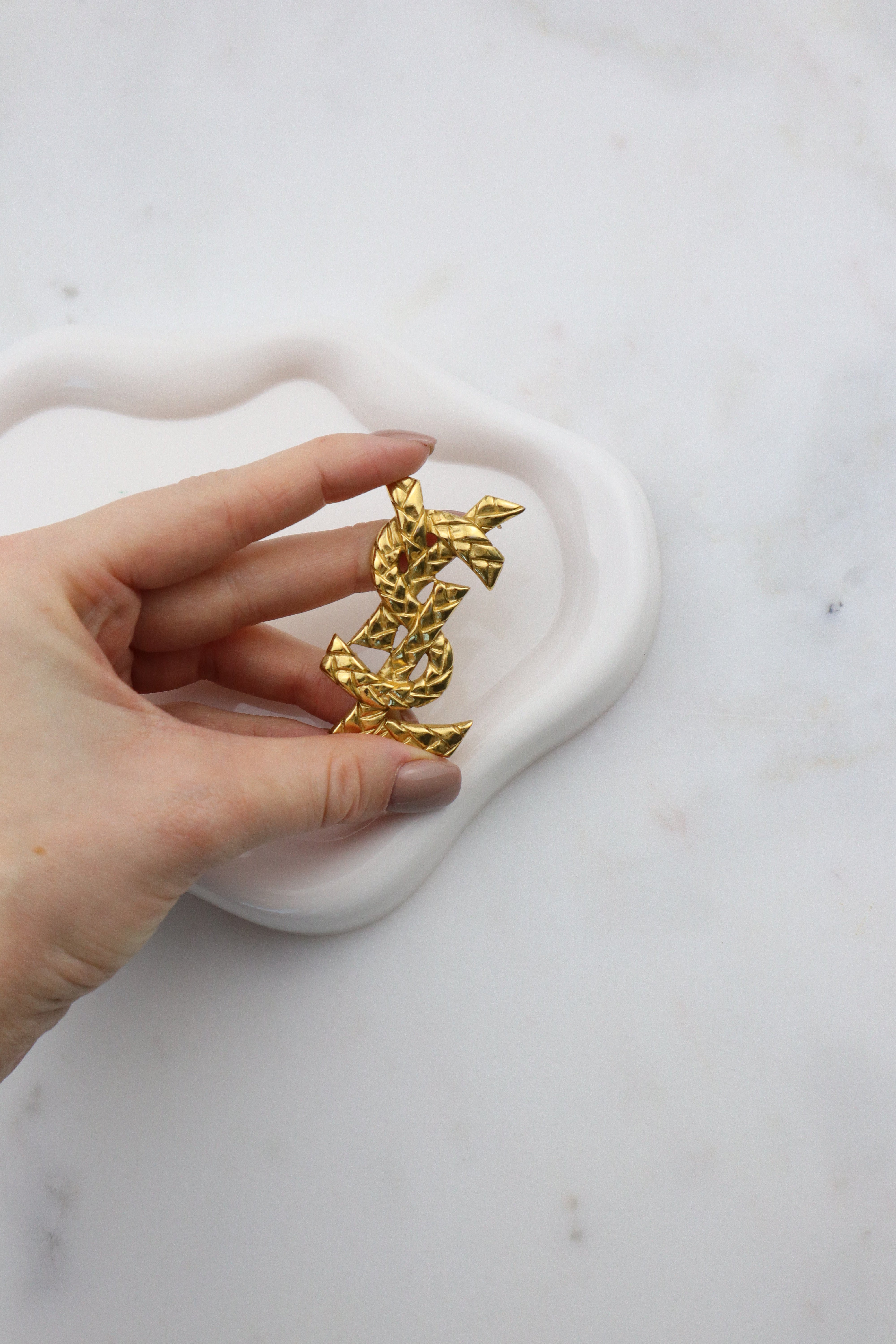 Yves Saint Laurent - broszka o młotkowanej strukturze