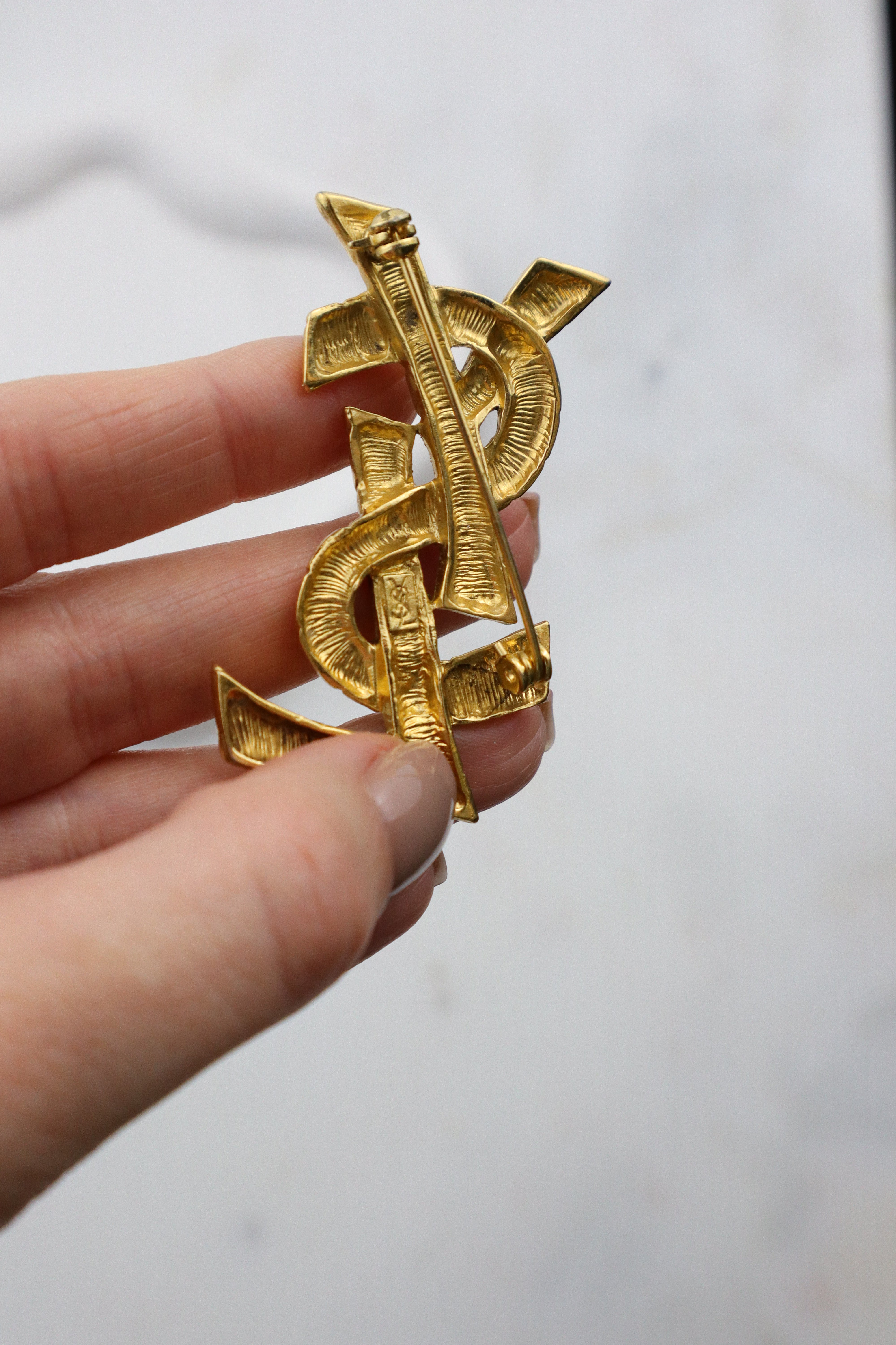 Yves Saint Laurent - broszka o młotkowanej strukturze