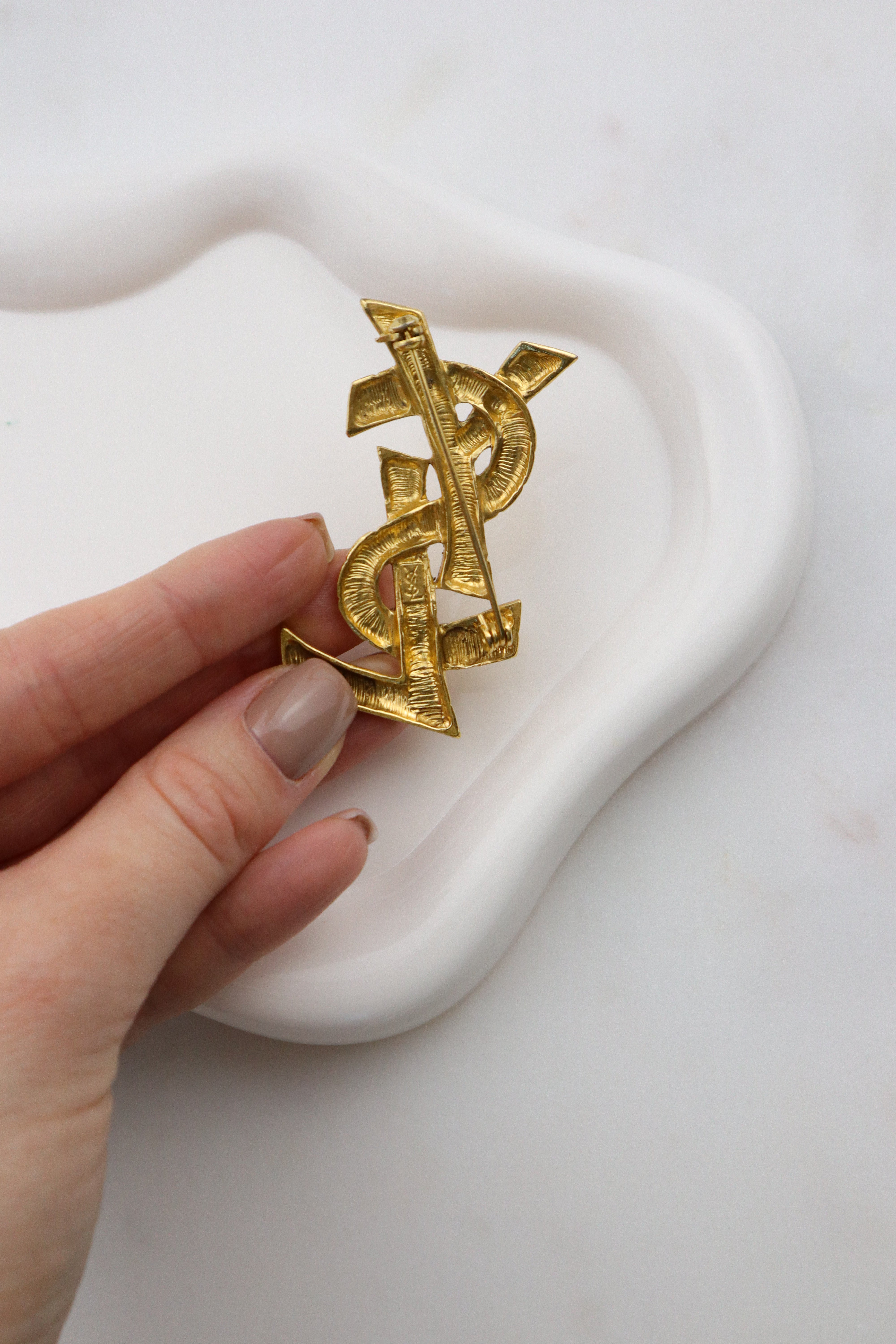 Yves Saint Laurent - broszka o młotkowanej strukturze