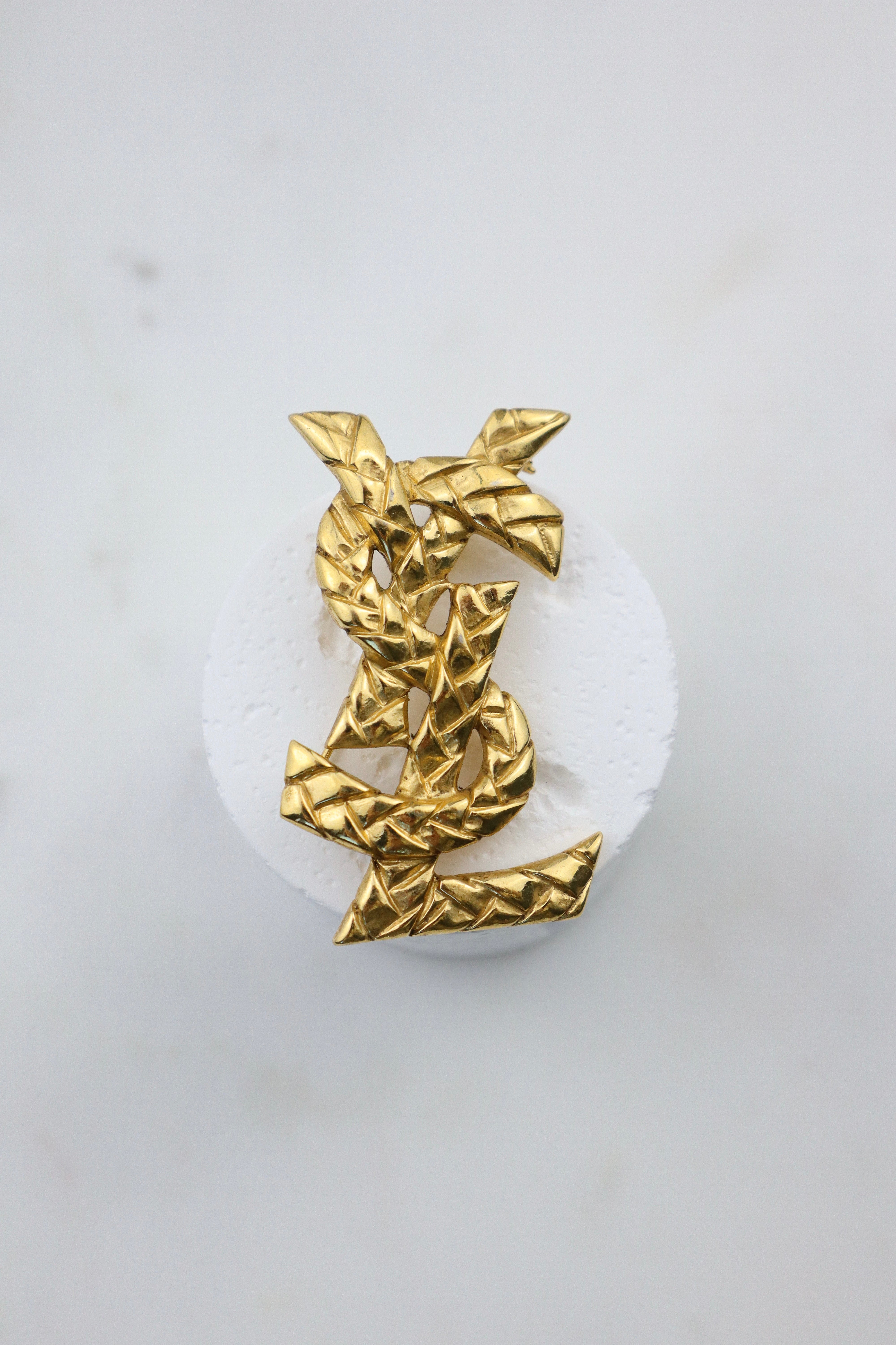 Yves Saint Laurent - broszka o młotkowanej strukturze