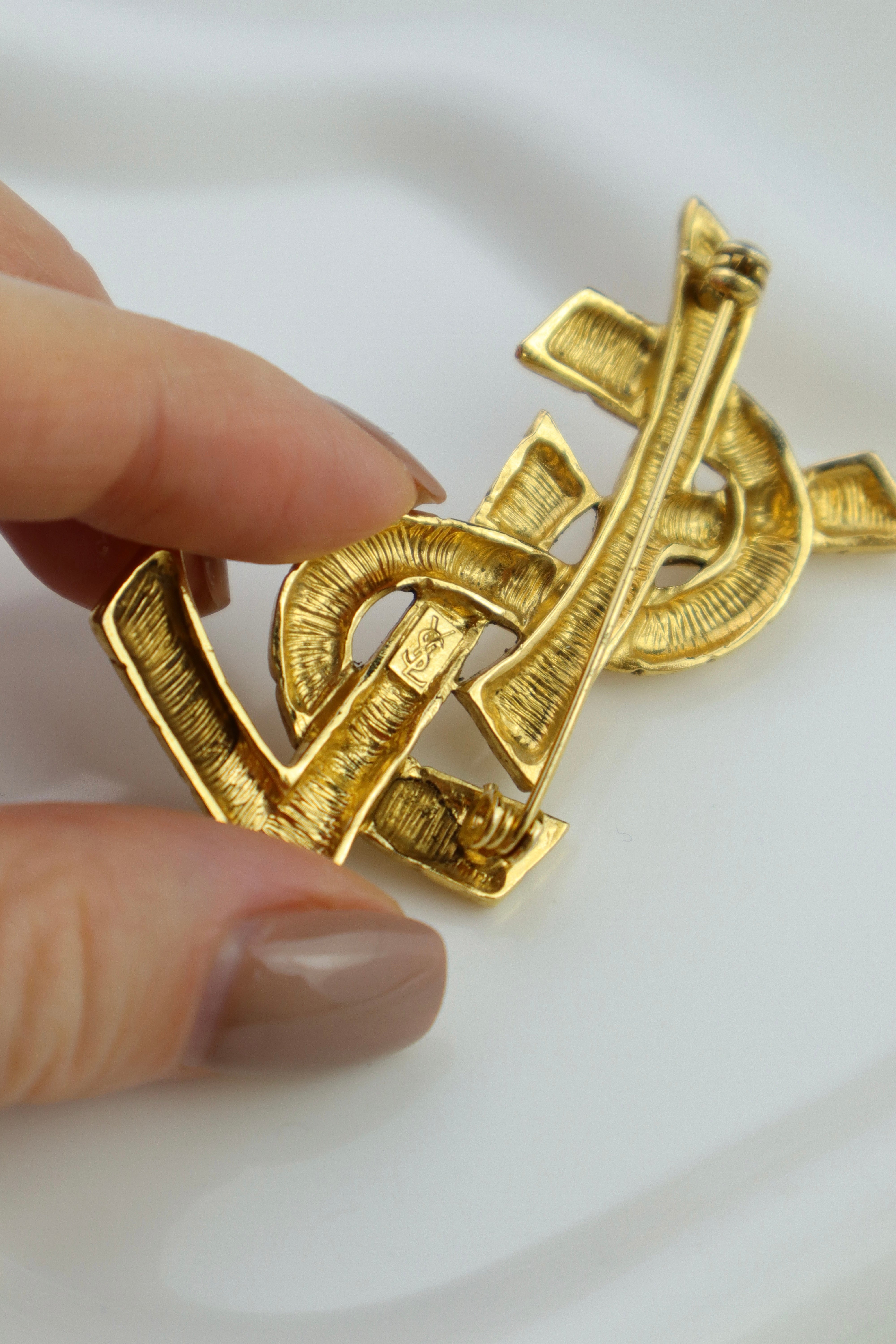 Yves Saint Laurent - broszka o młotkowanej strukturze