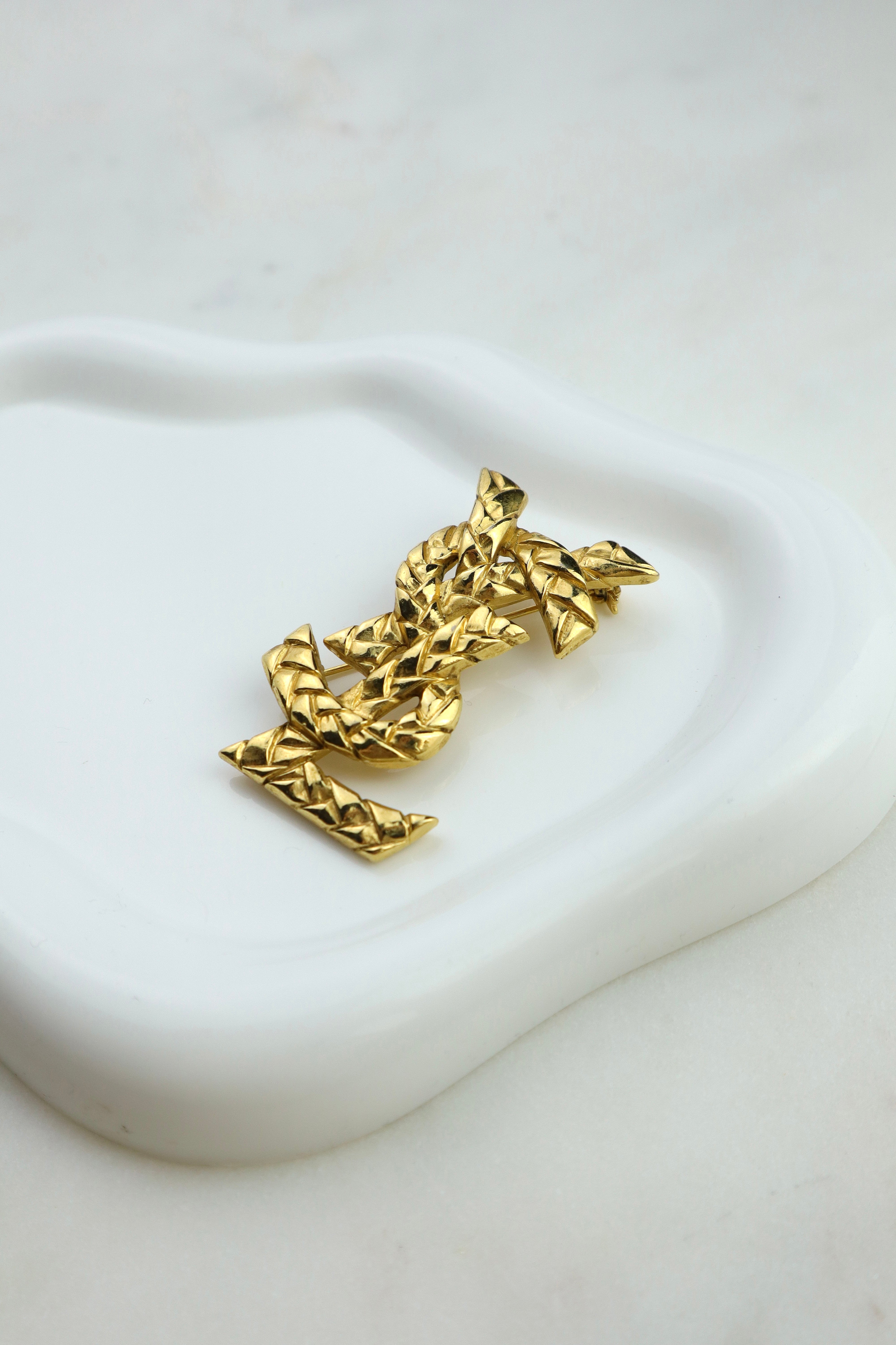 Yves Saint Laurent - broszka o młotkowanej strukturze