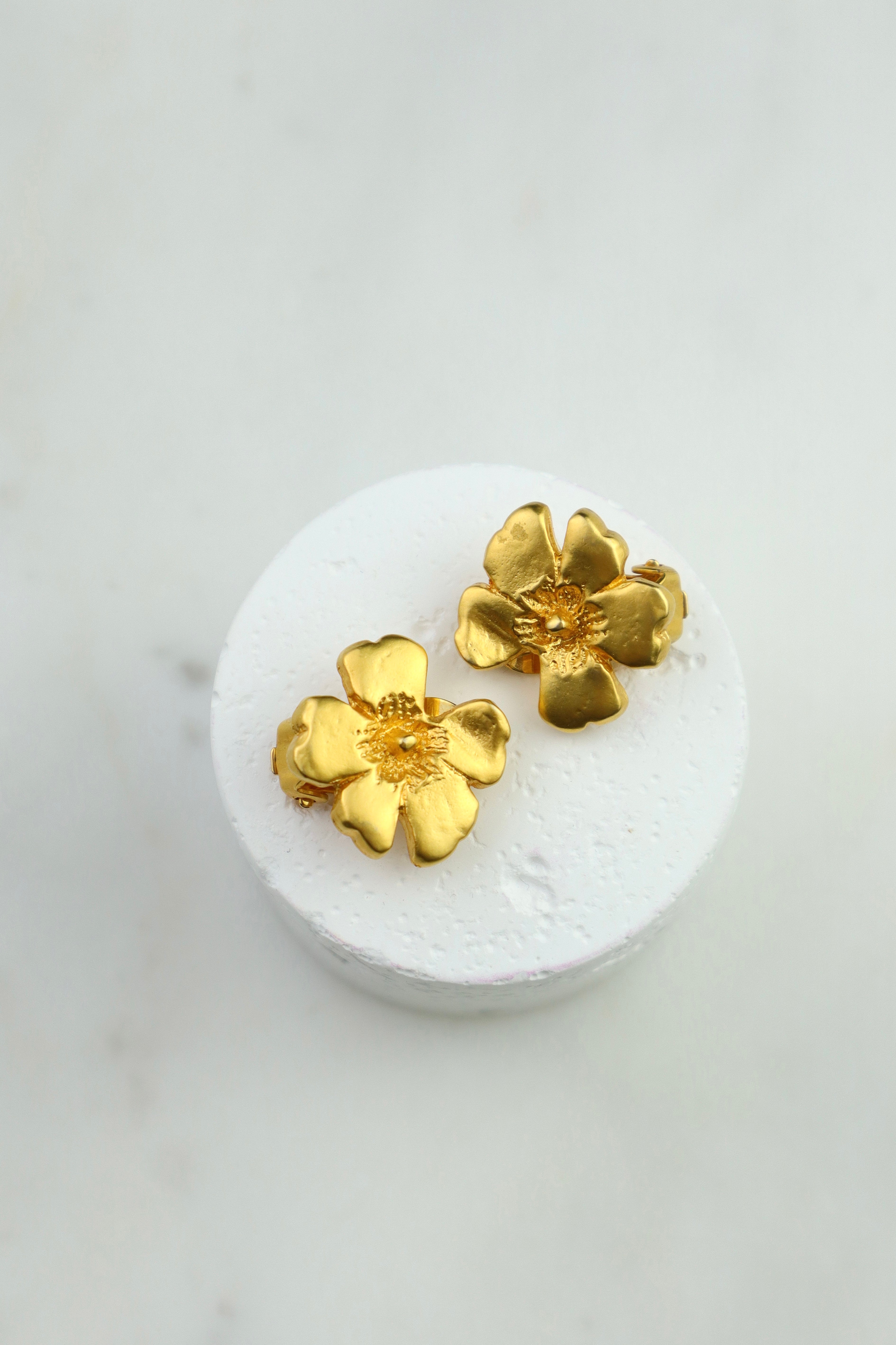 Kenzo - pozłacane klipsy vintage kwiaty