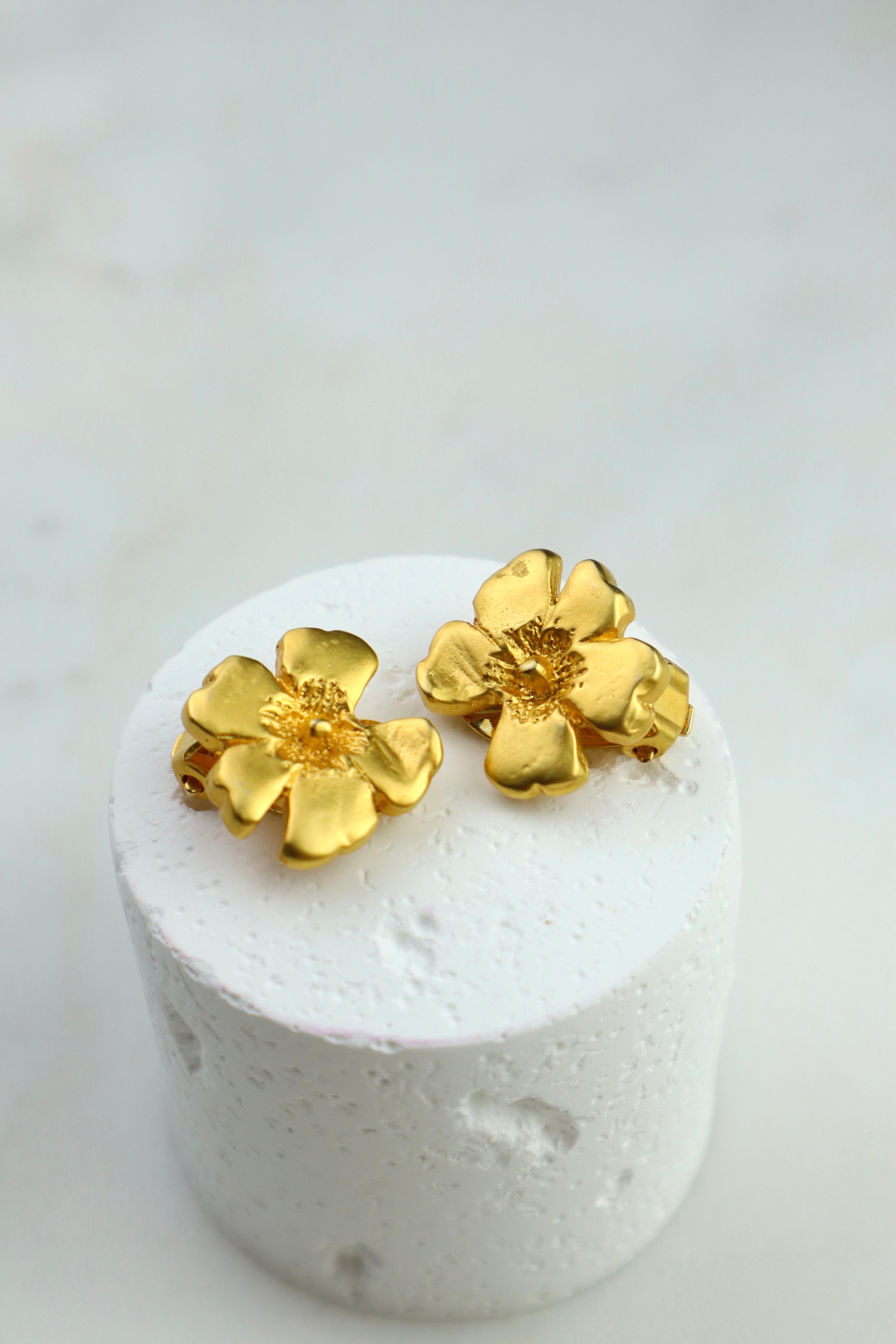 Kenzo - pozłacane klipsy vintage kwiaty