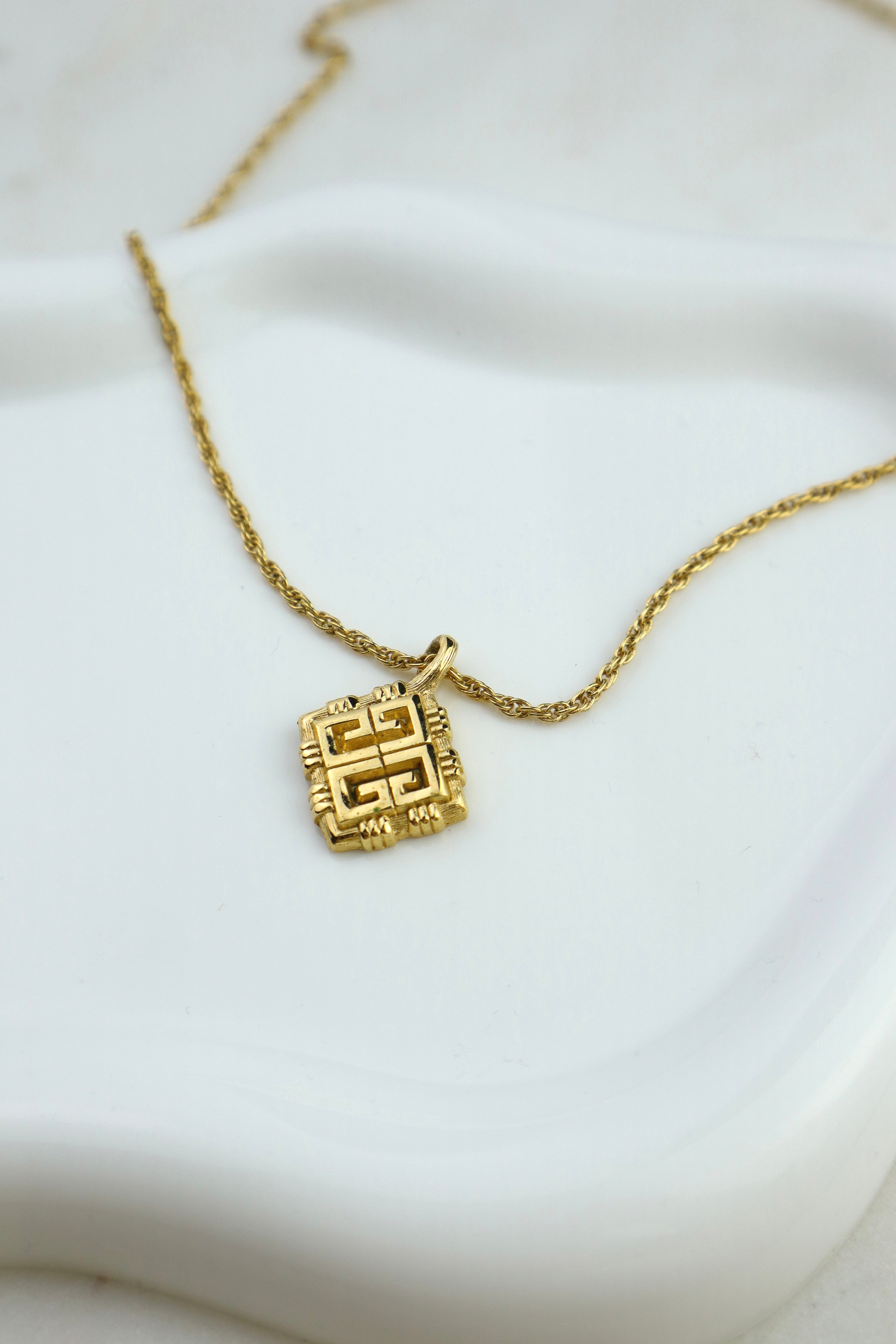 Givenchy - naszyjnik vintage z geometrycznym medalionem