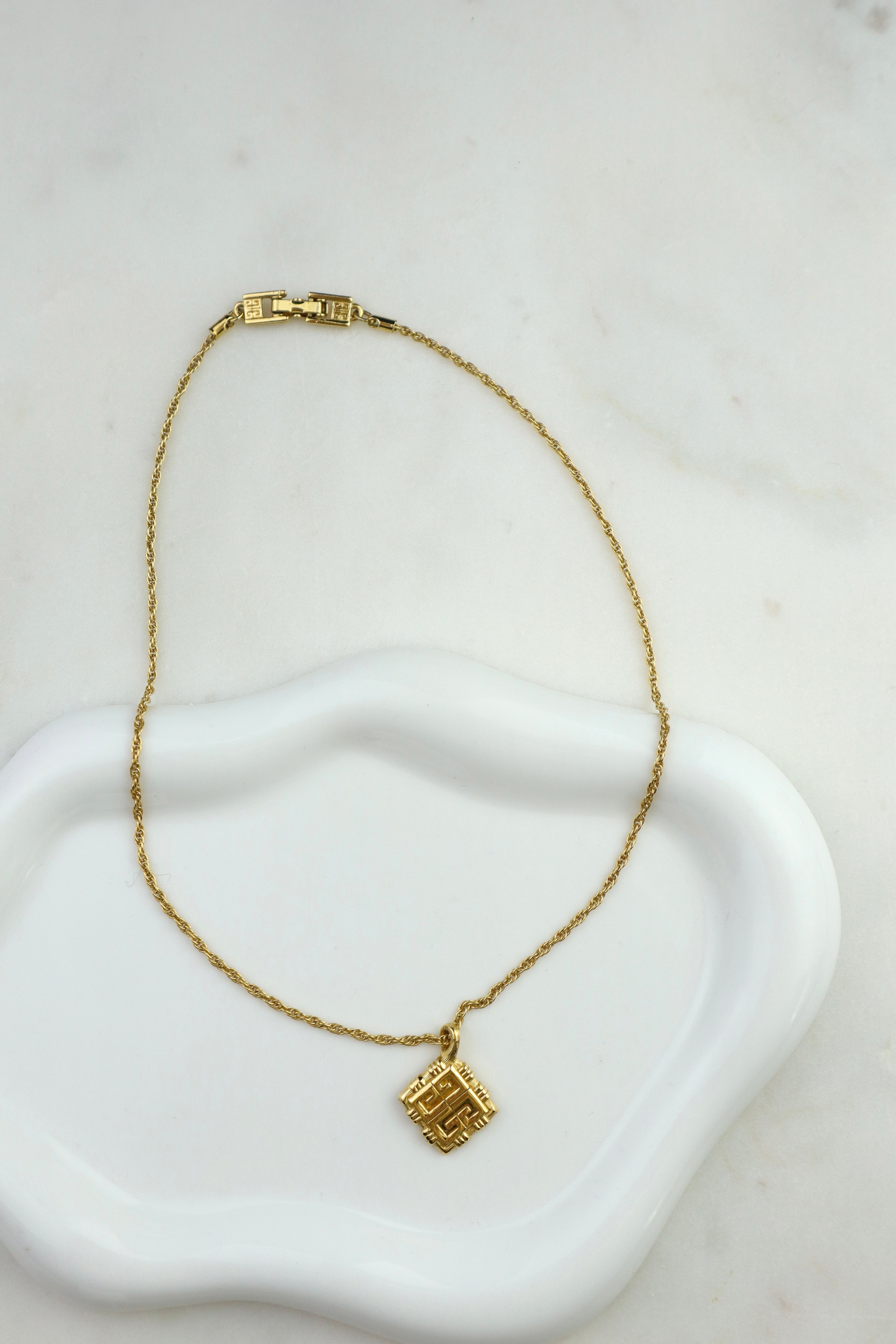 Givenchy - naszyjnik vintage z geometrycznym medalionem